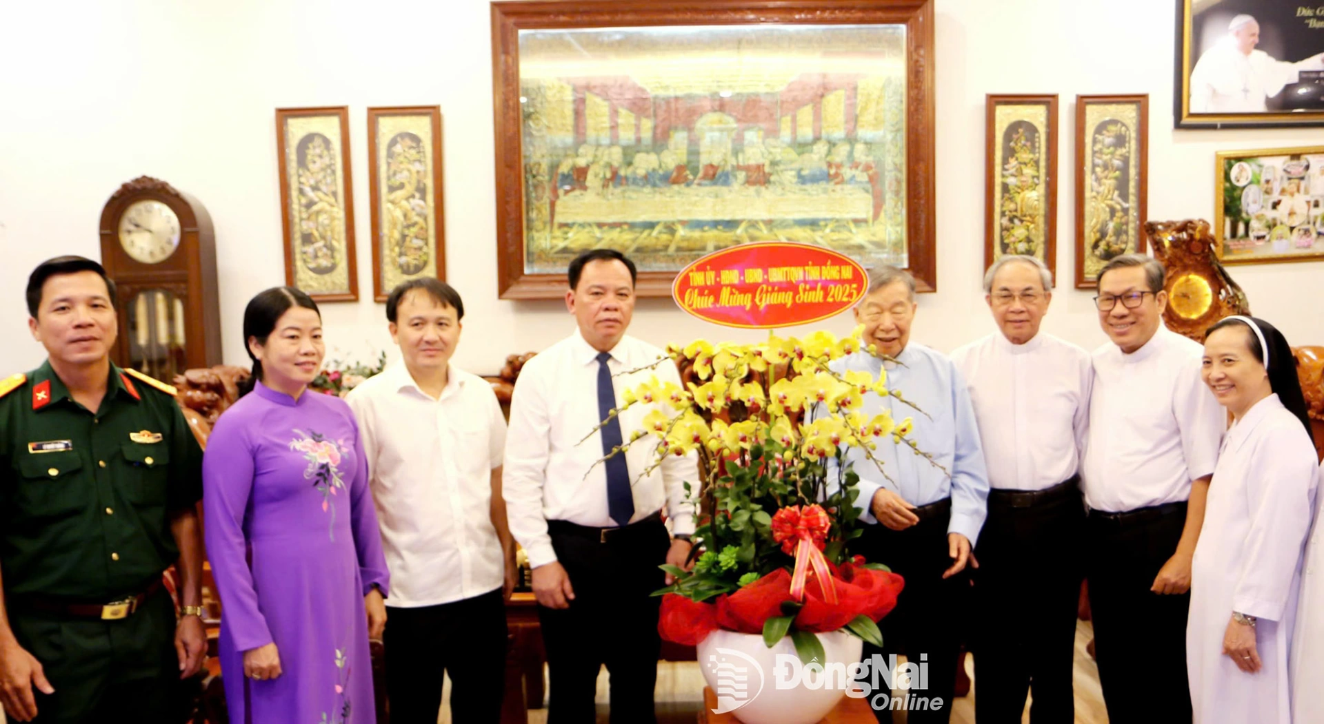 Đồng ch&iacute; V&otilde; Tấn Đức, Ph&oacute; B&iacute; thư Tỉnh ủy Đồng Nai c&ugrave;ng c&aacute;c th&agrave;nh vi&ecirc;n trong đo&agrave;n tặng qu&agrave; ch&uacute;c mừng Gi&aacute;ng sinh năm 2025&nbsp;đến Ủy ban Đo&agrave;n kết C&ocirc;ng&nbsp;gi&aacute;o Việt Nam tỉnh Đồng Nai&nbsp;v&agrave; Linh&nbsp;mục Trần Xu&acirc;n Thảo, Chủ tịch Ủy ban Đo&agrave;n kết C&ocirc;ng gi&aacute;o Việt&nbsp;Nam tỉnh Đồng Nai. Ảnh: Văn Truy&ecirc;n  