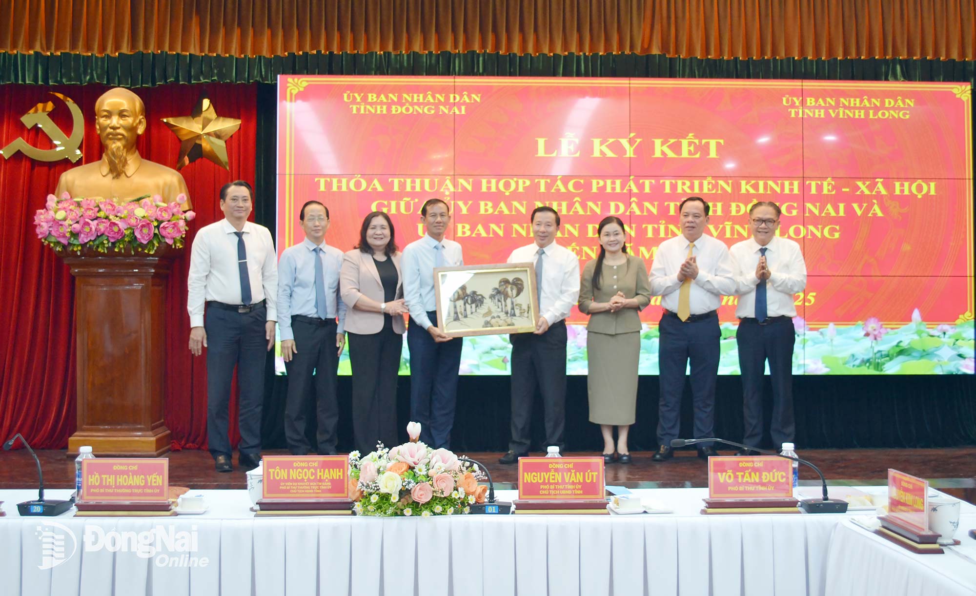 L&atilde;nh đạo tỉnh Đồng Nai v&agrave; Vĩnh Long tặng qu&agrave; lưu niệm. Ảnh: Phương Hằng  