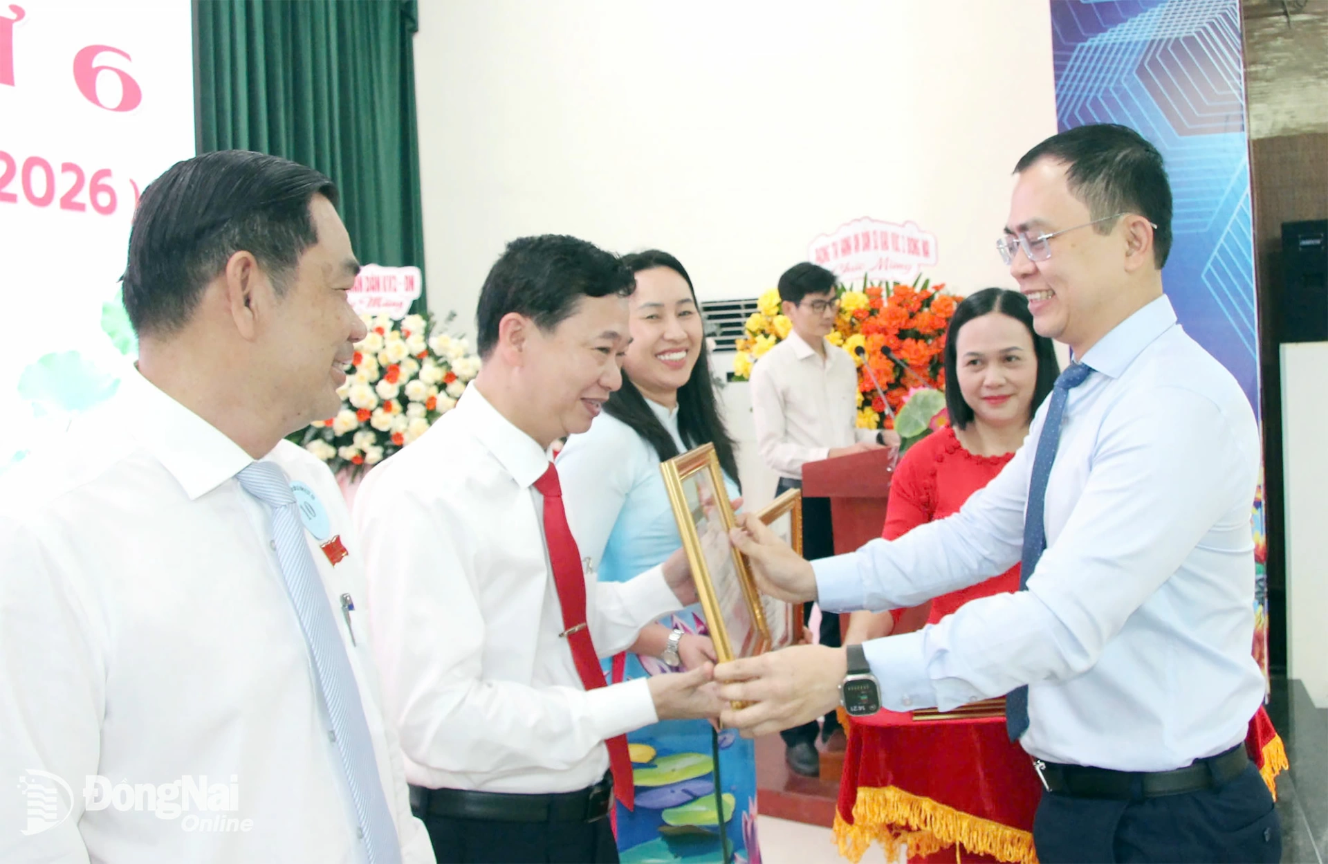 Ph&oacute; B&iacute; thư Đảng ủy, Chủ tịch UBND x&atilde; Long Th&agrave;nh L&ecirc; Ho&agrave;ng Sơn trao khen thưởng cho c&aacute;c tập thể c&oacute; th&agrave;nh t&iacute;ch xuất sắc trong hoạt động HĐND x&atilde; nhiệm kỳ 2021-2026. Ảnh: ĐPCC