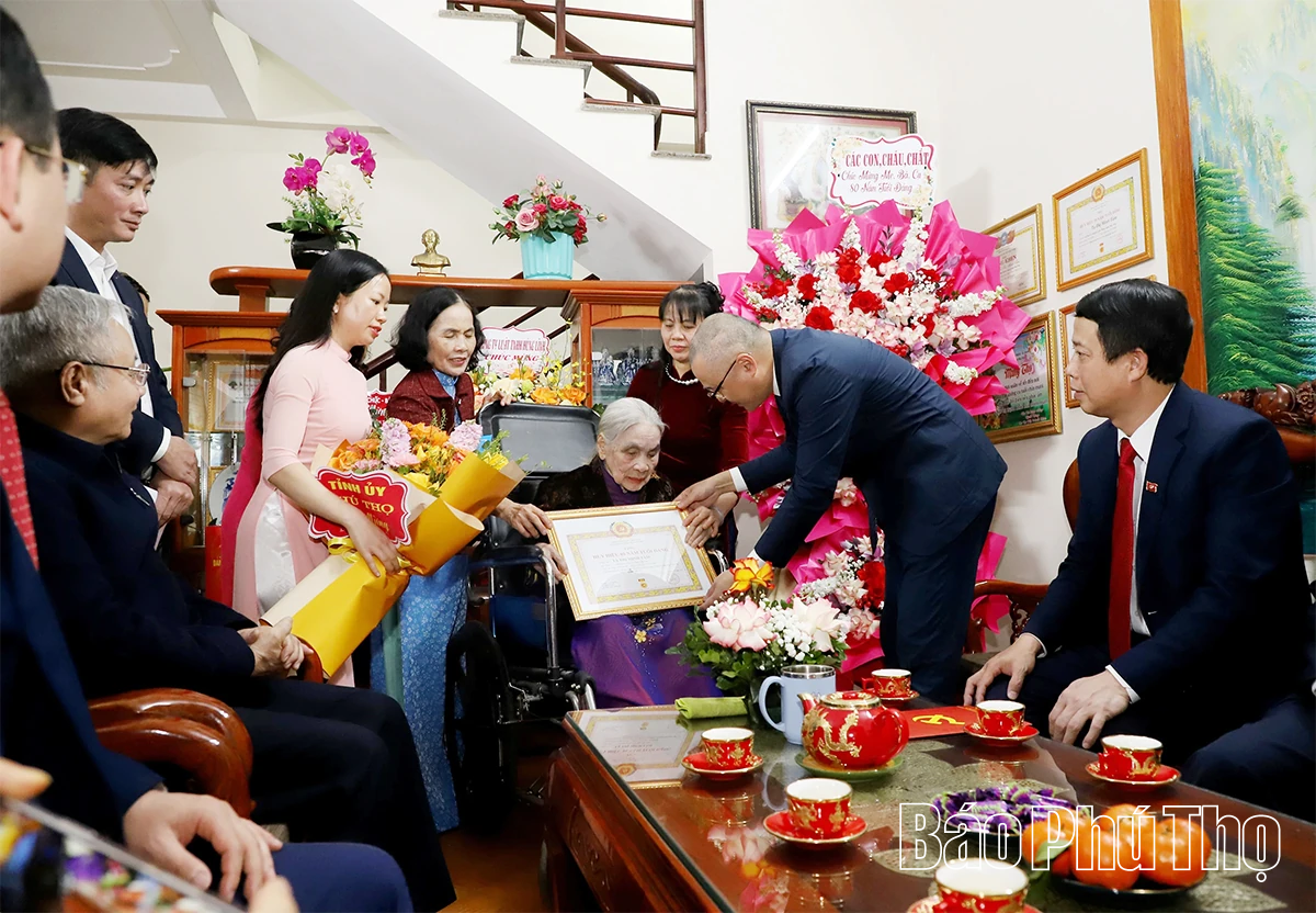 B&iacute; thư Tỉnh ủy Phạm Đại Dương trao Huy hiệu 80 năm tuổi Đảng tại phường Việt Tr&igrave;