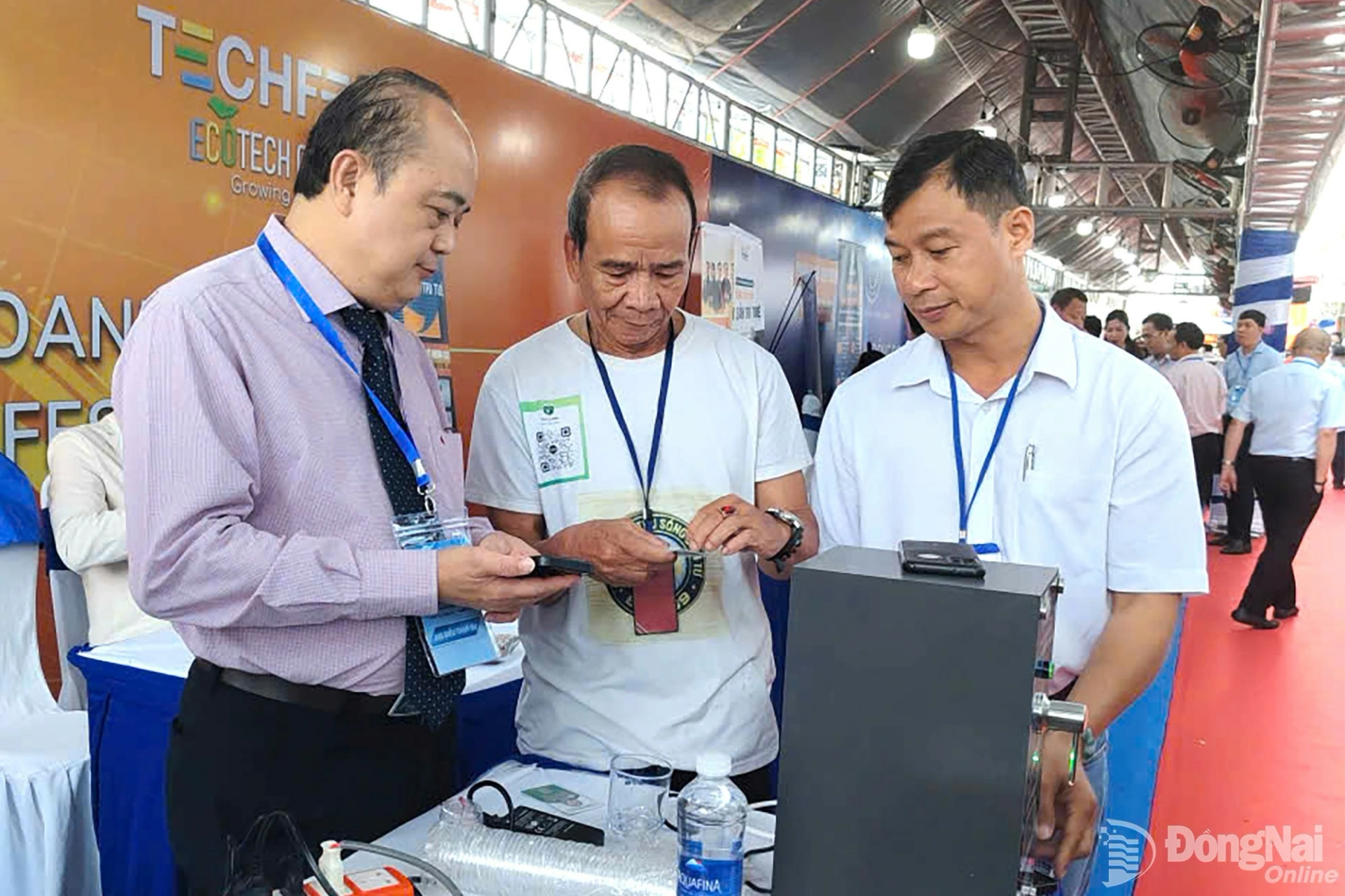 Phó Giám đốc Sở Khoa học và Công nghệ tỉnh Đồng Nai Võ Hoàng Khai tham quan triển lãm về công nghệ số tại Tuần lễ Khoa học, công nghệ, đổi mới sáng tạo và chuyển đổi số tỉnh Tây Ninh năm 2026. Ảnh: CTV