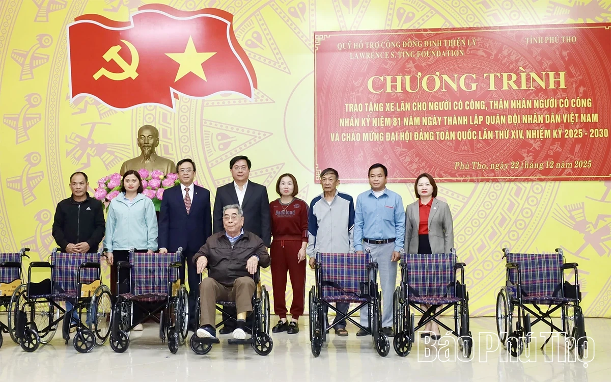 Trao tặng xe lăn cho người c&oacute; c&ocirc;ng v&agrave; th&acirc;n nh&acirc;n người c&oacute; c&ocirc;ng với c&aacute;ch mạng