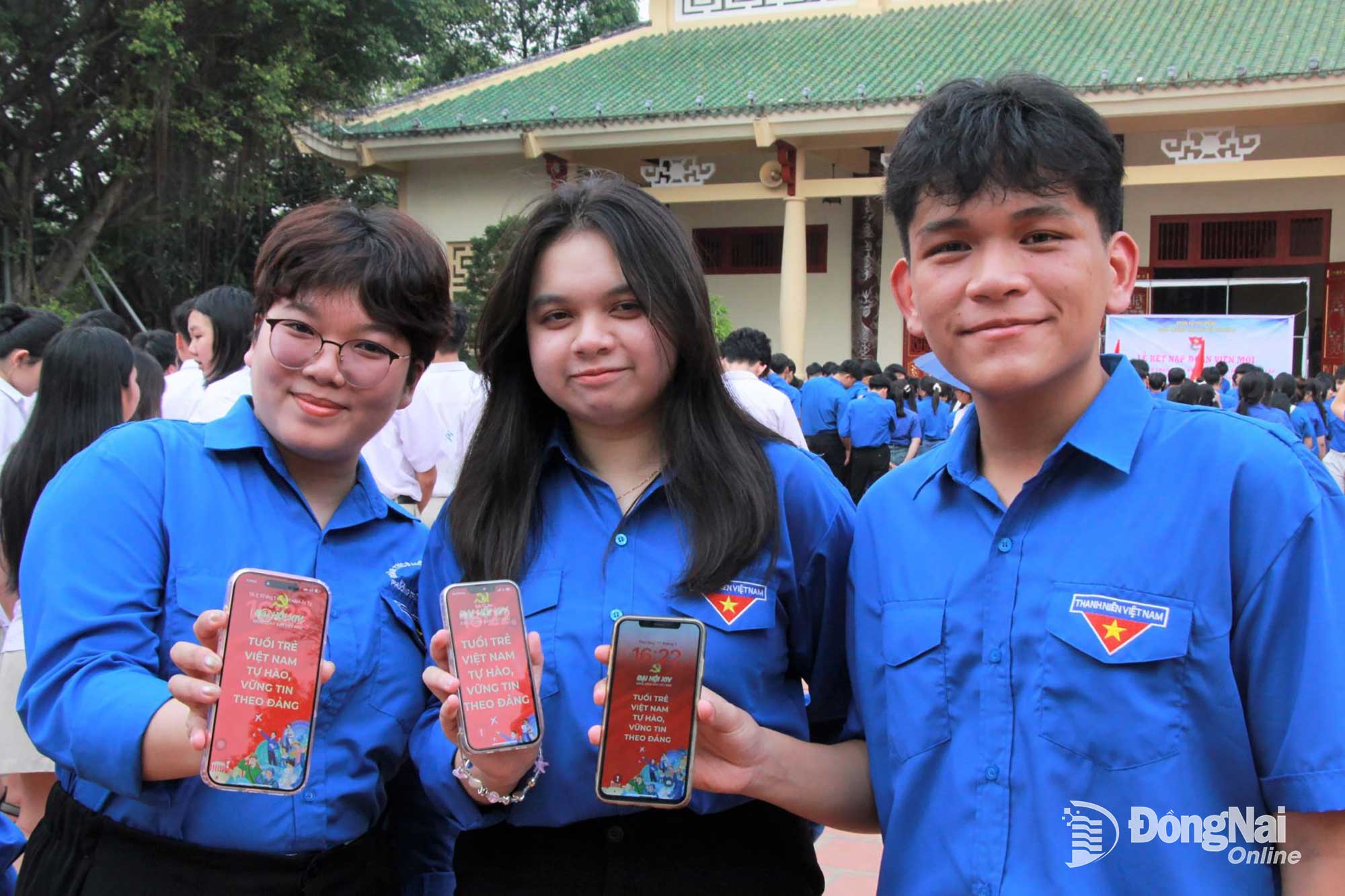 Đo&agrave;n vi&ecirc;n, thanh ni&ecirc;n phường Trấn Bi&ecirc;n c&ugrave;ng đổi h&igrave;nh nền điện thoại thể hiện niềm tự h&agrave;o, vững tin v&agrave;o Đảng trước thềm Đại hội XIV của Đảng. Ảnh: Nga Sơn  