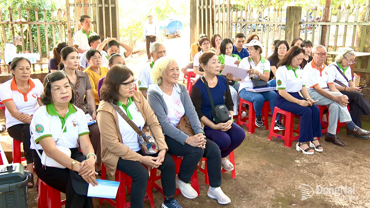 Các đại biểu, nhà hảo tâm tham gia chương trình kết nối, trao hỗ trợ cho gia đình chị Ngô Thị Thương. Ảnh: Phú Qúy