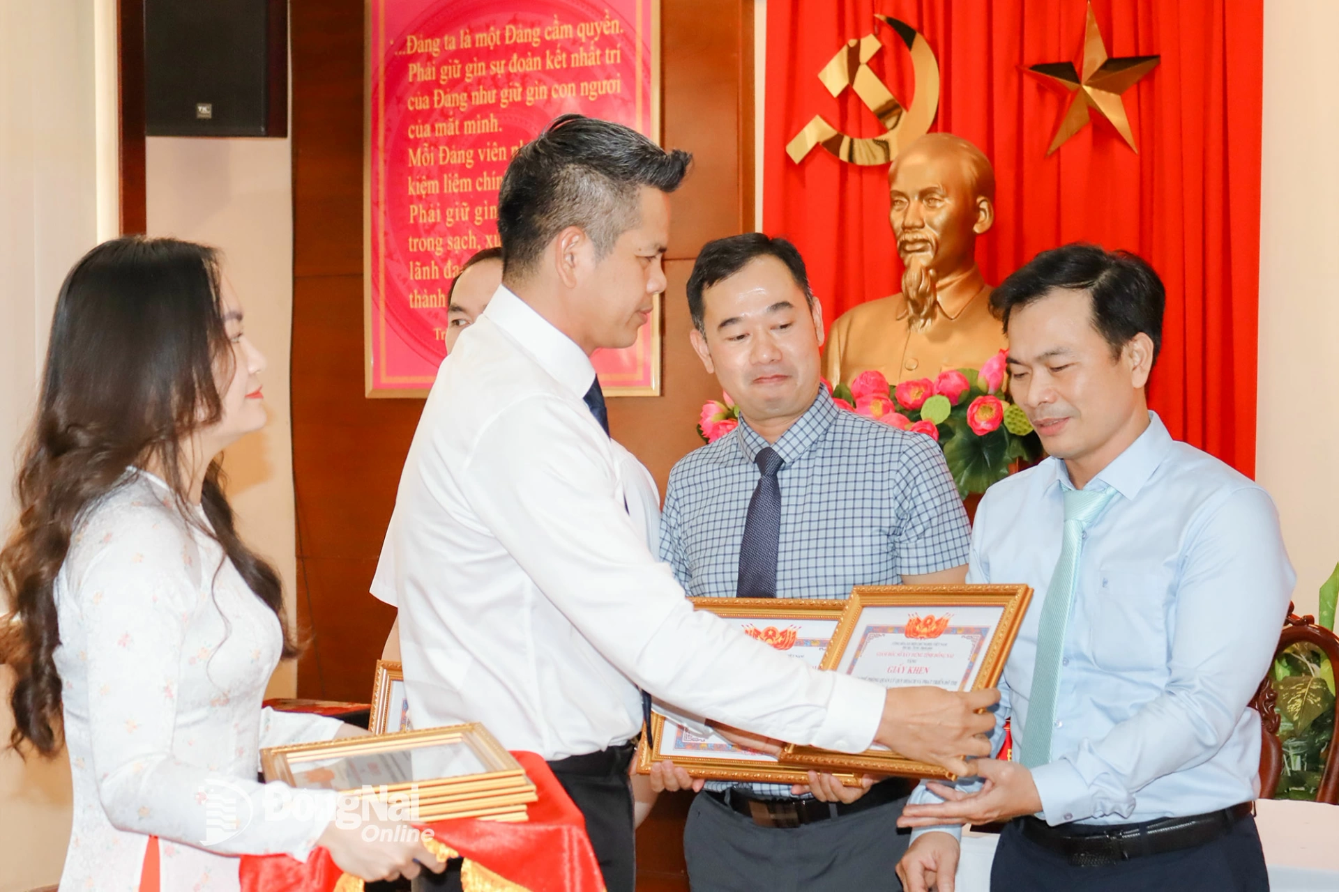 Đại diện c&aacute;c tập thể nhận khen thưởng tại Hội nghị Tổng kết năm 2025 ng&agrave;nh x&acirc;y dựng tỉnh. Ảnh: Ho&agrave;ng Lộc