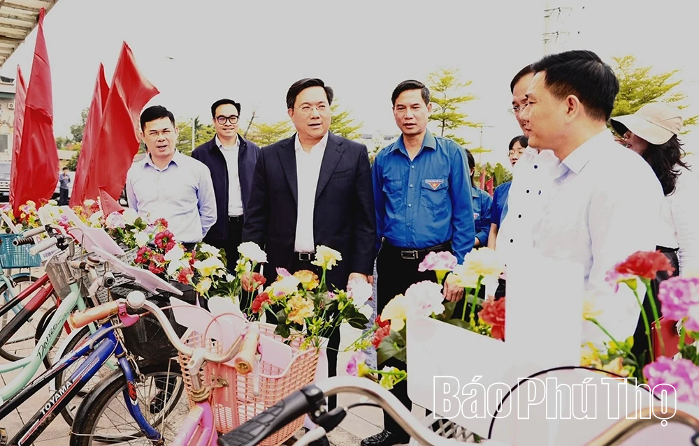 Chủ tịch UBND tỉnh Trần Duy Đông chỉ đạo công tác chuẩn bị bầu cử tại 5 xã Tề Lỗ, Yên Lạc, Tam Hồng, Liên Châu, Nguyệt Đức