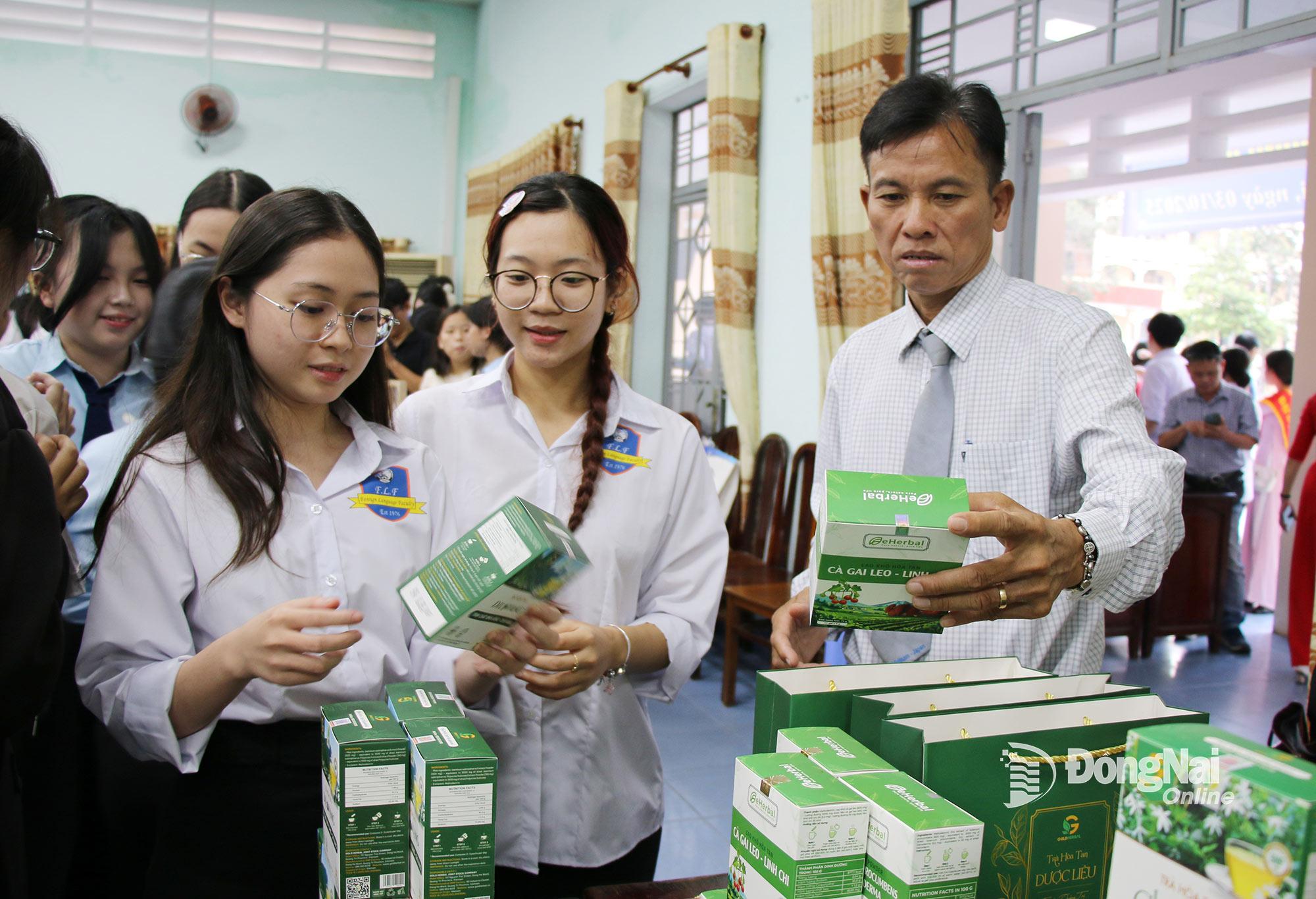 Các doanh nghiệp, sinh viên tham quan các gian hàng trưng bày sản phẩm khởi nghiệp, đổi mới sáng tạo tại một tọa đàm do Trường đại học Đồng Nai tổ chức hưởng ứng Ngày Đổi mới sáng tạo quốc gia (1-10) vào đầu tháng 10-2025. Ảnh: Hải Quân