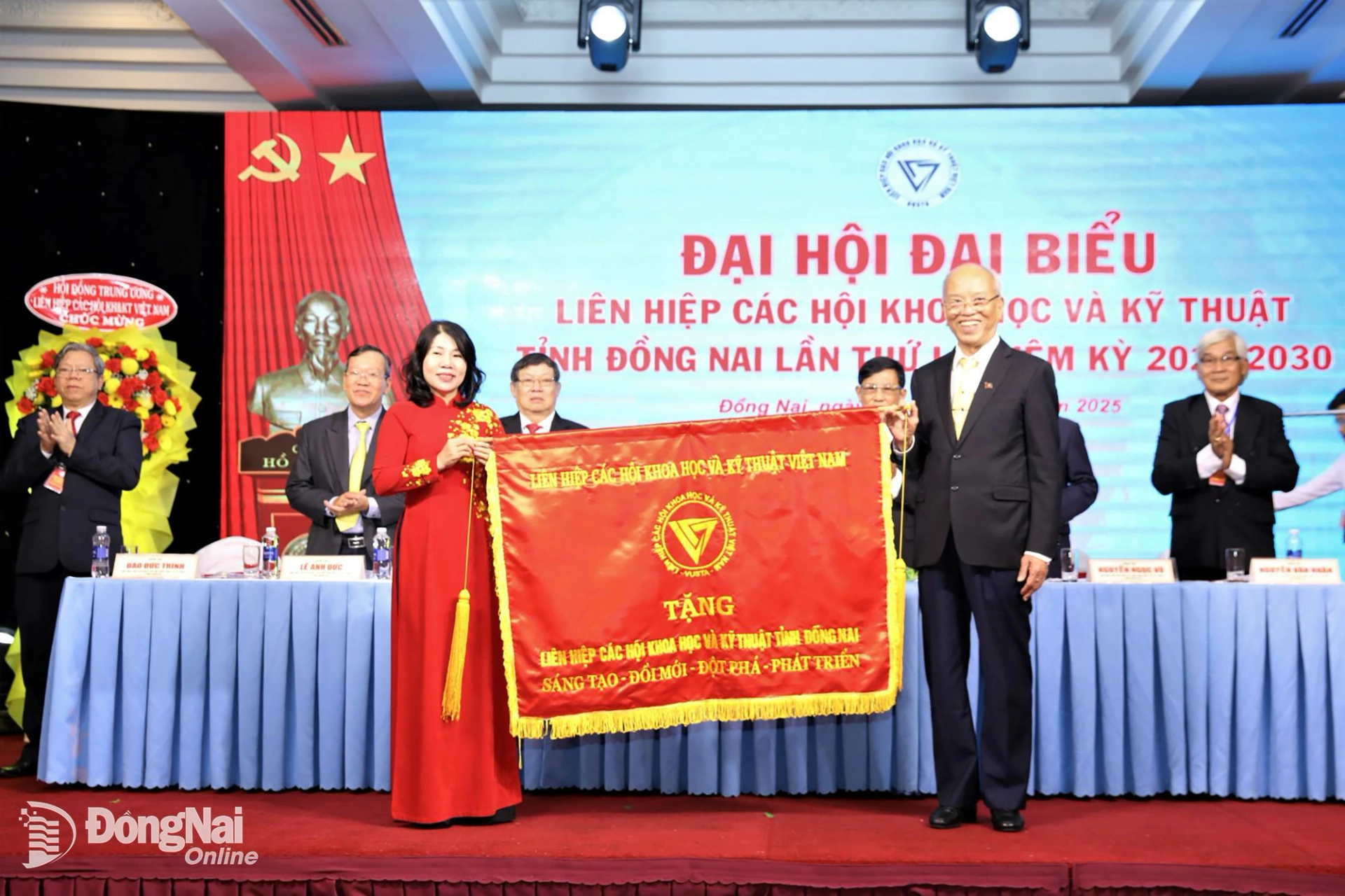 GS.TS Trình Quang Phú, Ủy viên Đoàn Chủ tịch Trung ương Liên hiệp các hội Khoa học và Kỹ thuật Việt Nam trao tặng đại hội bức trướng của Liên hiệp các hội Khoa học và Kỹ thuật Việt Nam. Ảnh: Huy Anh