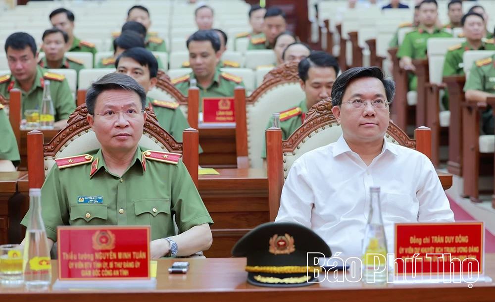 Chúc mừng và trao thưởng cho Công an tỉnh Phú Thọ có thành tích xuất sắc trong công tác đấu tranh phòng, chống tội phạm