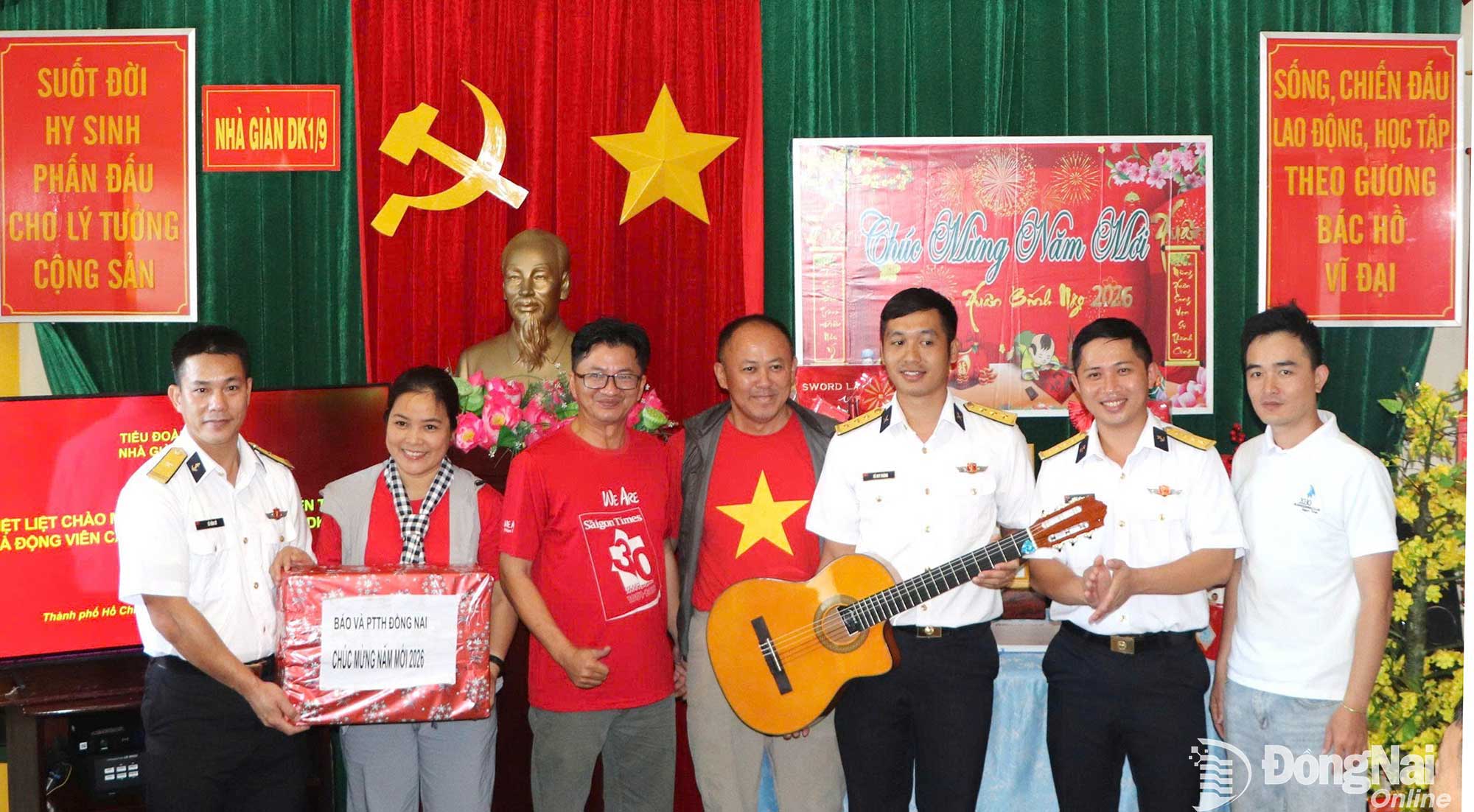 Đại diện B&aacute;o v&agrave; Ph&aacute;t thanh, Truyền h&igrave;nh Đồng Nai tặng qu&agrave; cho c&aacute;c chiến sĩ nh&agrave; gi&agrave;n. Ảnh: L&ecirc; Quy&ecirc;n  