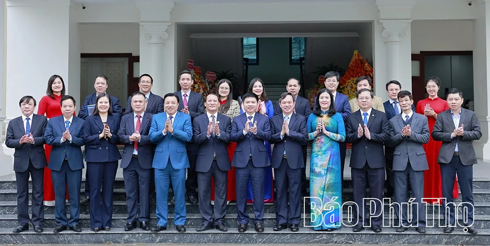 Bí thư Tỉnh ủy Trương Quốc Huy thăm, động viên, chúc mừng ngành Giáo dục và Đào tạo