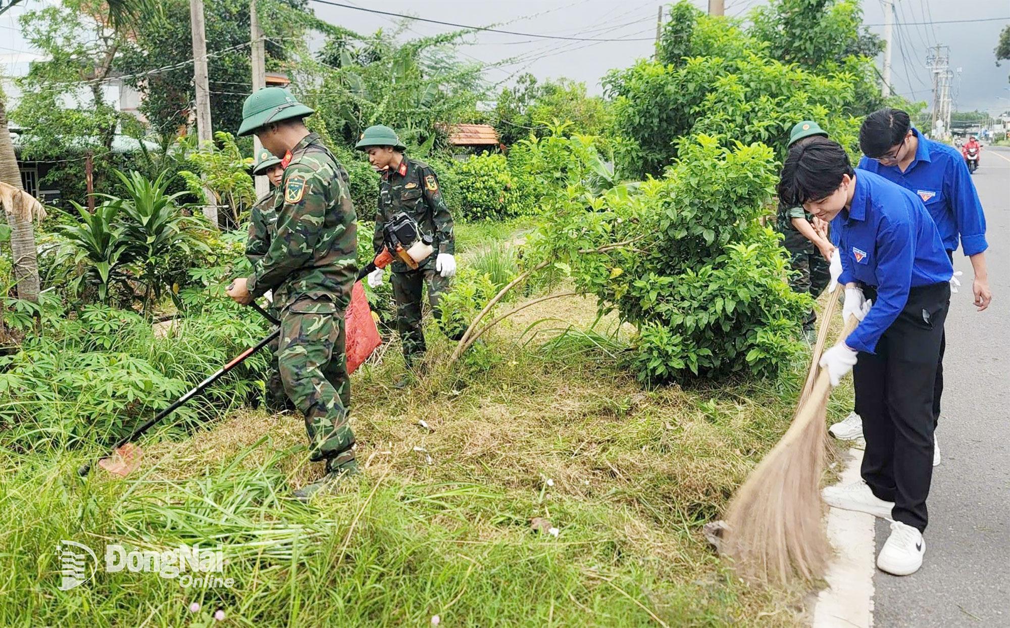 Cán bộ, chiến sĩ Lữ đoàn 87, Binh chủng Hóa học phối hợp làm dân vận tại xã Đại Phước. Ảnh: ĐVCC