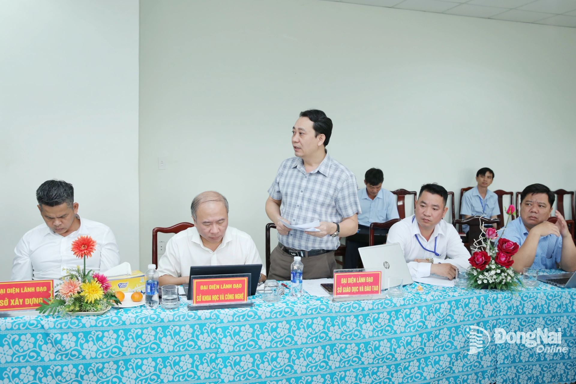 Phó Giám đốc Sở Giáo dục và Đào tạo Trần Ngọc Thắng phát biểu tại buổi làm việc. Ảnh: Trương Hiện  