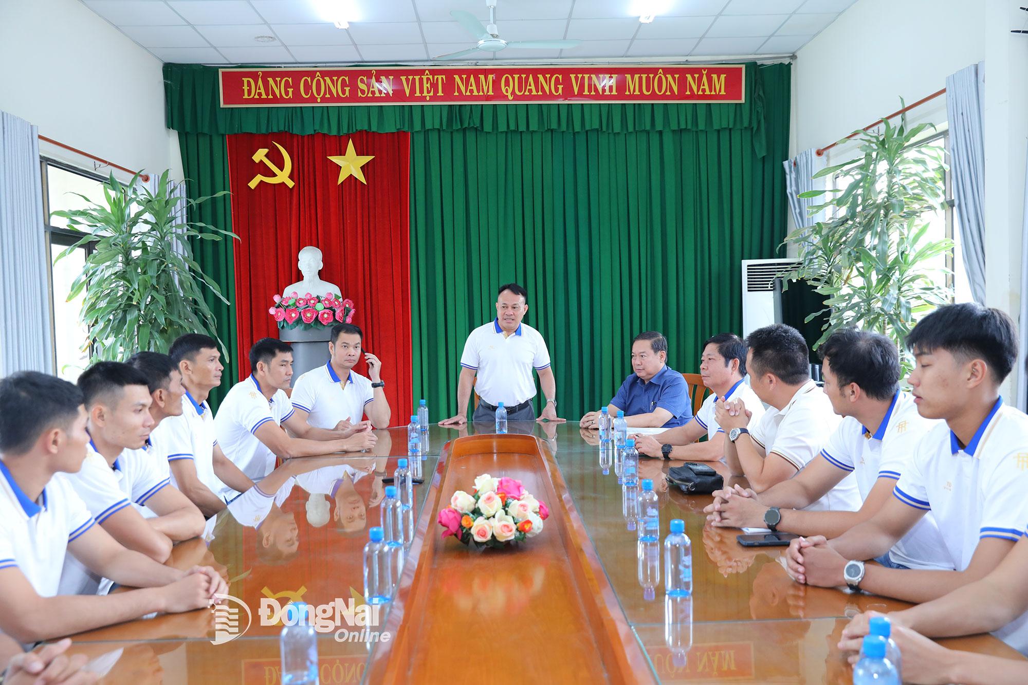 Gi&aacute;m đốc Trung t&acirc;m Huấn luyện v&agrave; Thi đấu Thể thao tỉnh Đồng Nai B&ugrave;i Anh Vũ ph&aacute;t biểu tại buổi k&yacute; kết. Ảnh: Huy Anh  