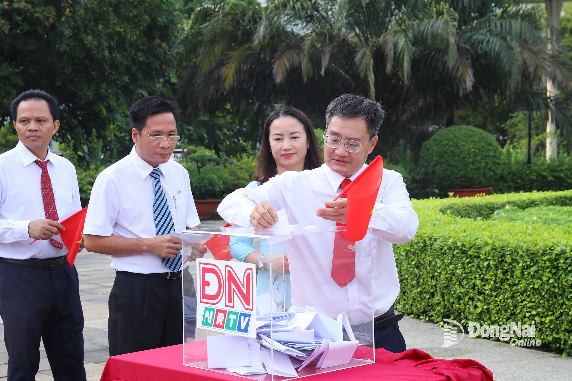 Phóng viên, biên tập viên, người lao động và cộng tác viên chuyên trách của Báo và Phát thanh, Truyền hình Đồng Nai ủng hộ nhân dân Cuba. Ảnh: Huy Anh  