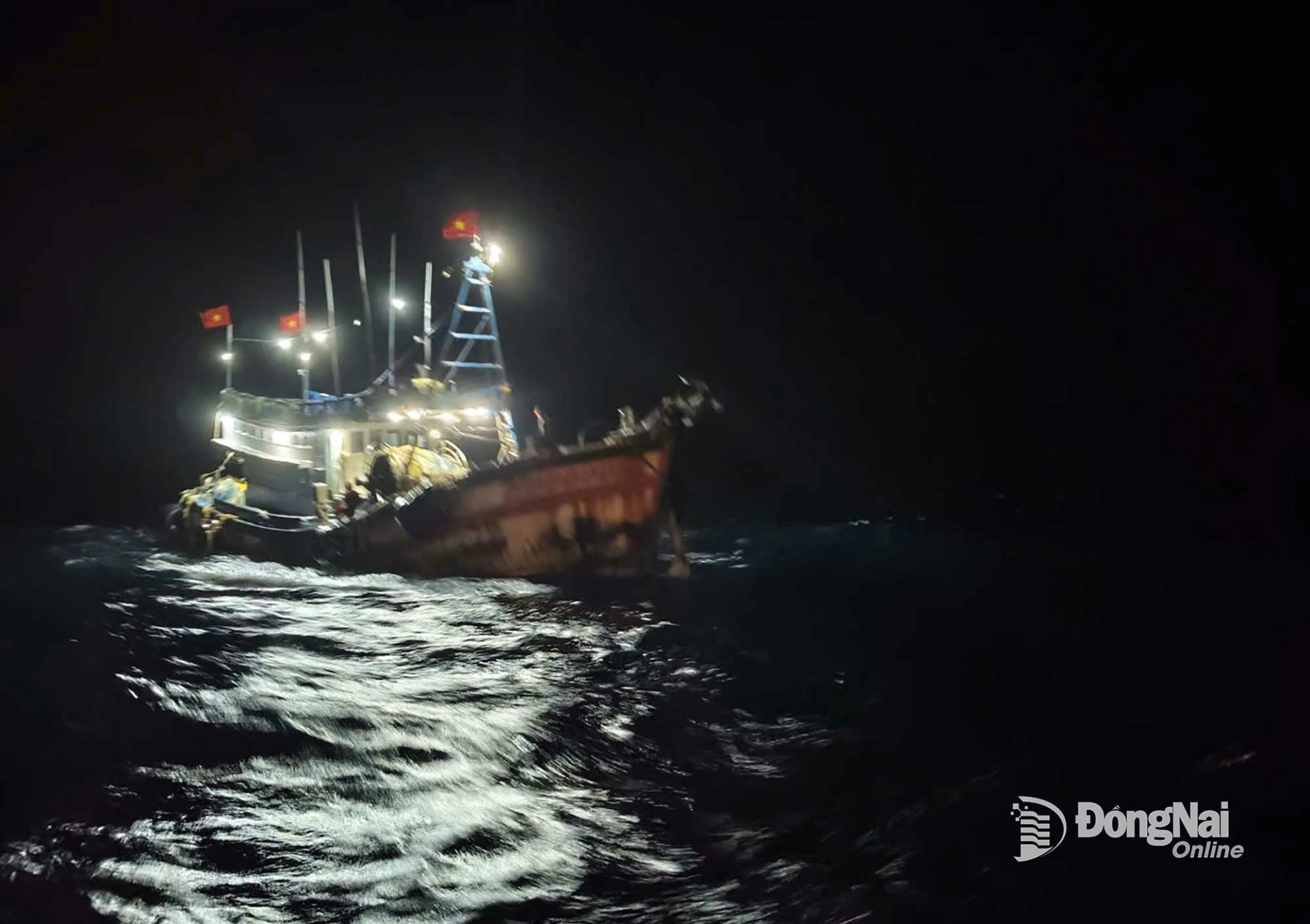 Những l&aacute; cờ Tổ quốc tung bay giữa biển khơi, c&ugrave;ng ngư d&acirc;n khẳng định chủ quyền biển, đảo của Tổ quốc. Ảnh: Văn Đường