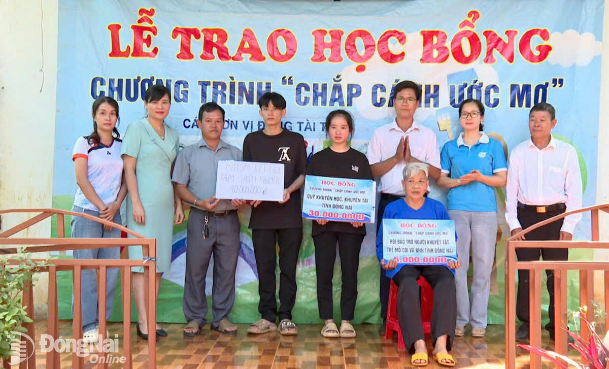 Đại diện l&atilde;nh đạo x&atilde; Ph&uacute; Nghĩa v&agrave; Ban điều h&agrave;nh th&ocirc;n Hai Căn đ&atilde; vận động v&agrave; trao số tiền 10 triệu đồng c&ugrave;ng một số giải ph&aacute;p hỗ trợ sửa chữa nh&agrave; ở, c&ocirc;ng tr&igrave;nh vệ sinh cho hai anh em mồ c&ocirc;i. Ảnh: Ph&uacute; Q&uacute;y