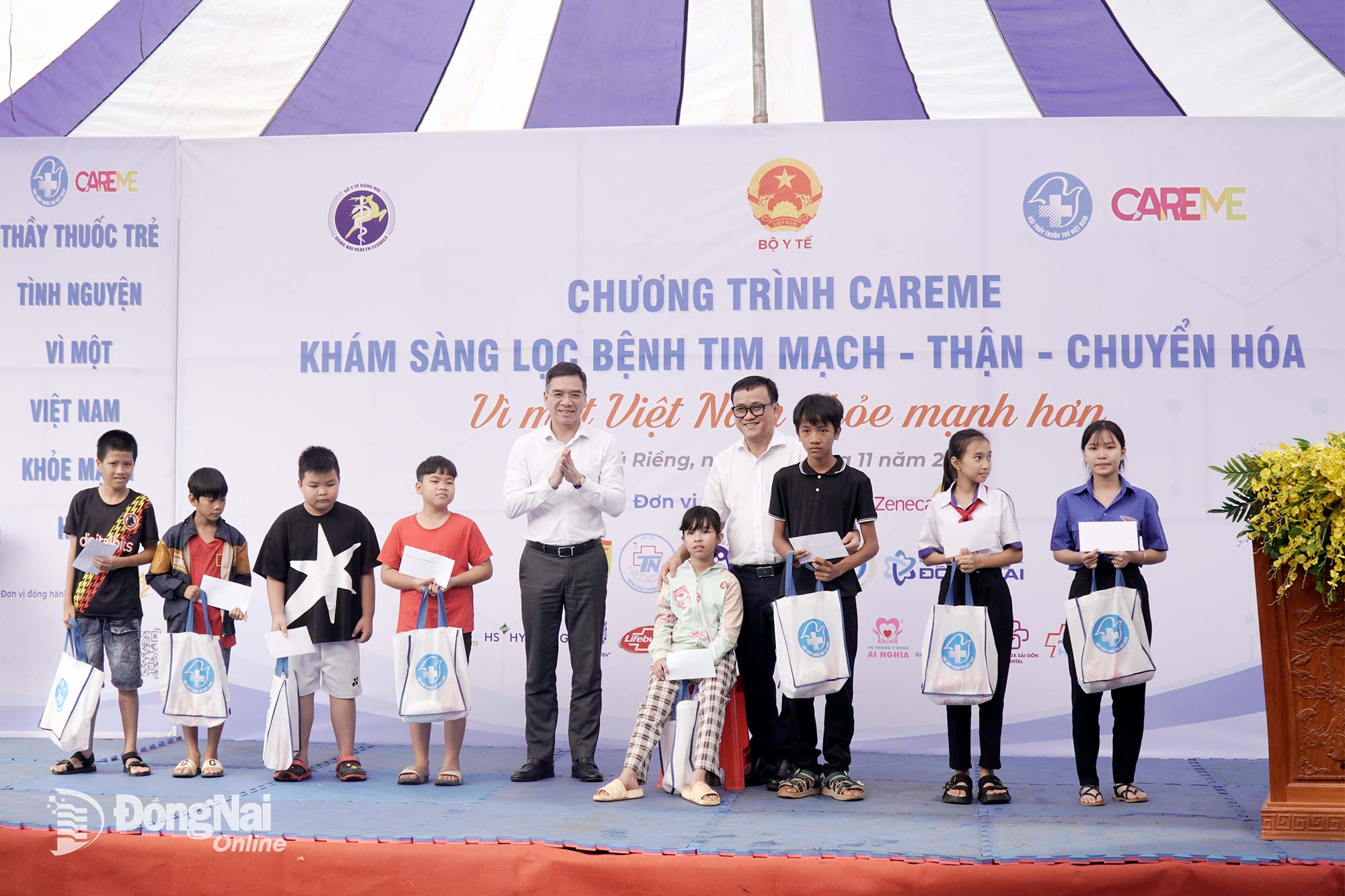 Chương trình trao tặng quà sức khỏe và nhu yếu phẩm cho 20 gia đình chính sách và trẻ em tại địa phương. Ảnh: Vũ Nguyện