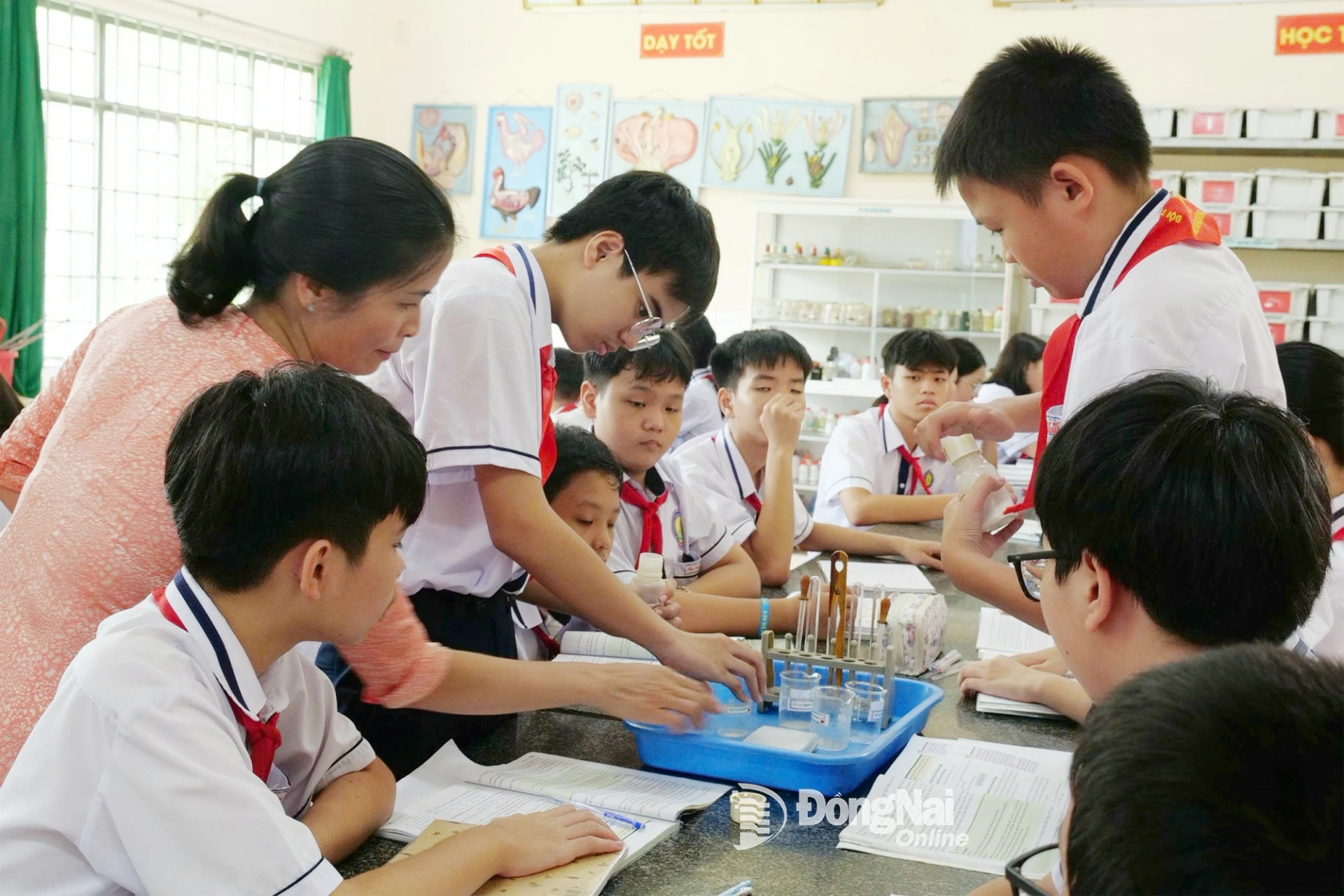 Học sinh Trường THCS Hùng Vương thực hành trong tiết học môn Khoa học tự nhiên. Ảnh: Hạnh Dung