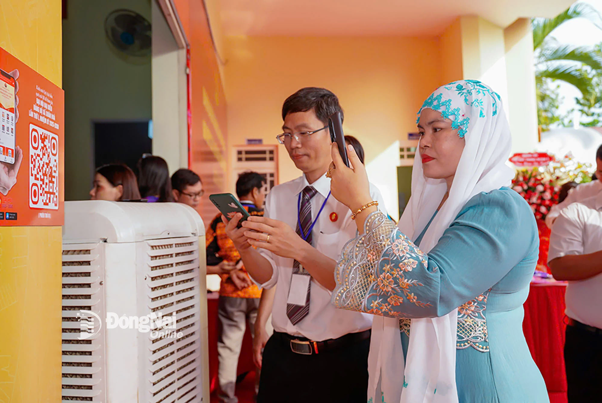 Các đại biểu dùng điện thoại thông minh quét mã QR để truy cập vào ứng dụng nội bộ Đại hội 2025-2030 do Đảng bộ xã Xuân Hòa triển khai để phục vụ công tác tổ chức Đại hội Đảng bộ cấp xã. Ảnh: ĐPCC