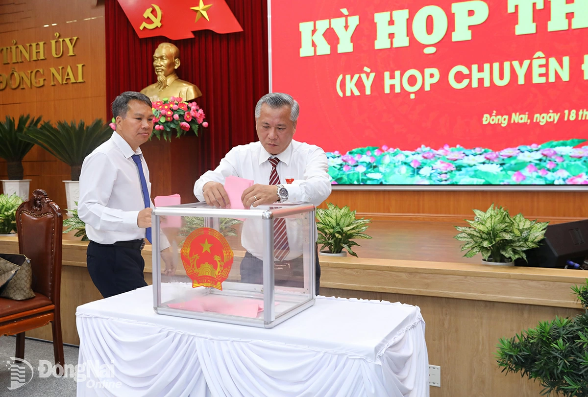 Các đại biểu HĐND tỉnh bỏ phiếu bầu chức danh Chủ tịch UBND tỉnh Đồng Nai nhiệm kỳ 2021-2026. Ảnh: Huy Anh