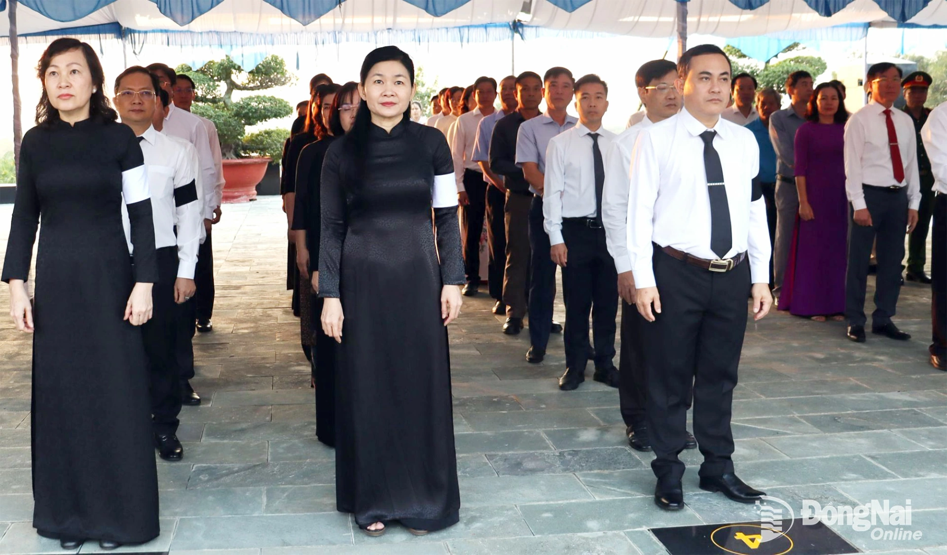 Lãnh đạo tỉnh Đồng Nai nghiêm trang dự lễ truy điệu. Ảnh: Nguyệt Hà