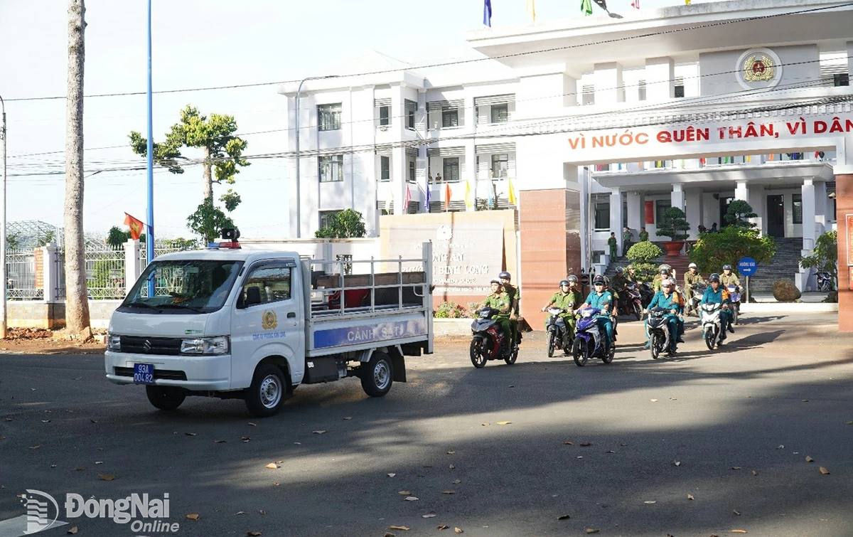 Các lực lượng ra quân làm nhiệm vụ. Ảnh: Văn Tâm