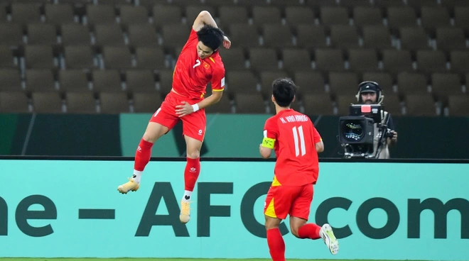 Đ&igrave;nh Bắc (số 7) n&acirc;ng tỷ số l&ecirc;n 2-1 cho U23 Việt Nam. (Ảnh: afc)