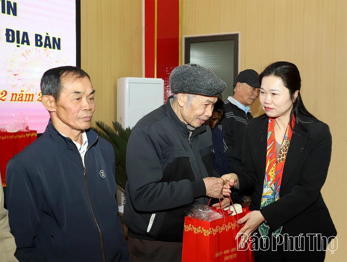 Phó Bí thư Tỉnh ủy Bùi Thị Minh chúc Tết, tặng quà người có uy tín tại các xã Long Cốc, Minh Đài