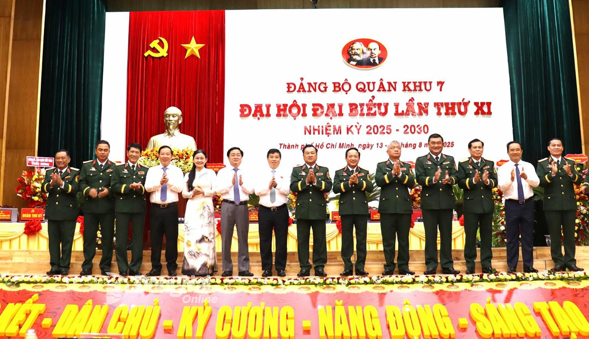 Đại biểu Quân ủy Trung ương, Bộ Quốc phòng và thủ trưởng Quân khu 7, lãnh đạo tỉnh Đồng Nai, các tỉnh, thành phố Quân khu 7 chụp hình tại đại hội. Ảnh: Nguyệt Hà