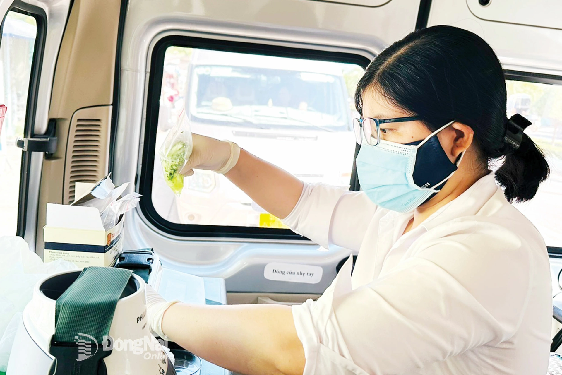 Nh&acirc;n vi&ecirc;n y tế Trung t&acirc;m Kiểm nghiệm tỉnh Đồng Nai thực hiện kiểm nghiệm thực phẩm tr&ecirc;n xe chuy&ecirc;n dụng.&nbsp;Ảnh: Hạnh Dung