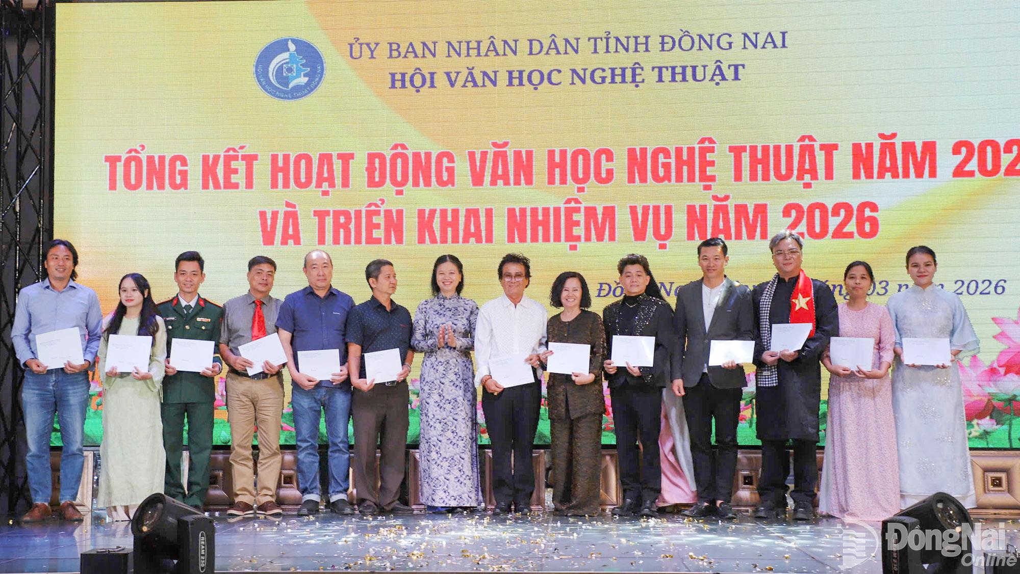 Tác giả Bùi Xuân Hùng (thứ 5, từ trái qua) được kết nạp vào Ban Âm nhạc, Hội Văn học nghệ thuật tỉnh Đồng Nai. Ảnh: My Ny
