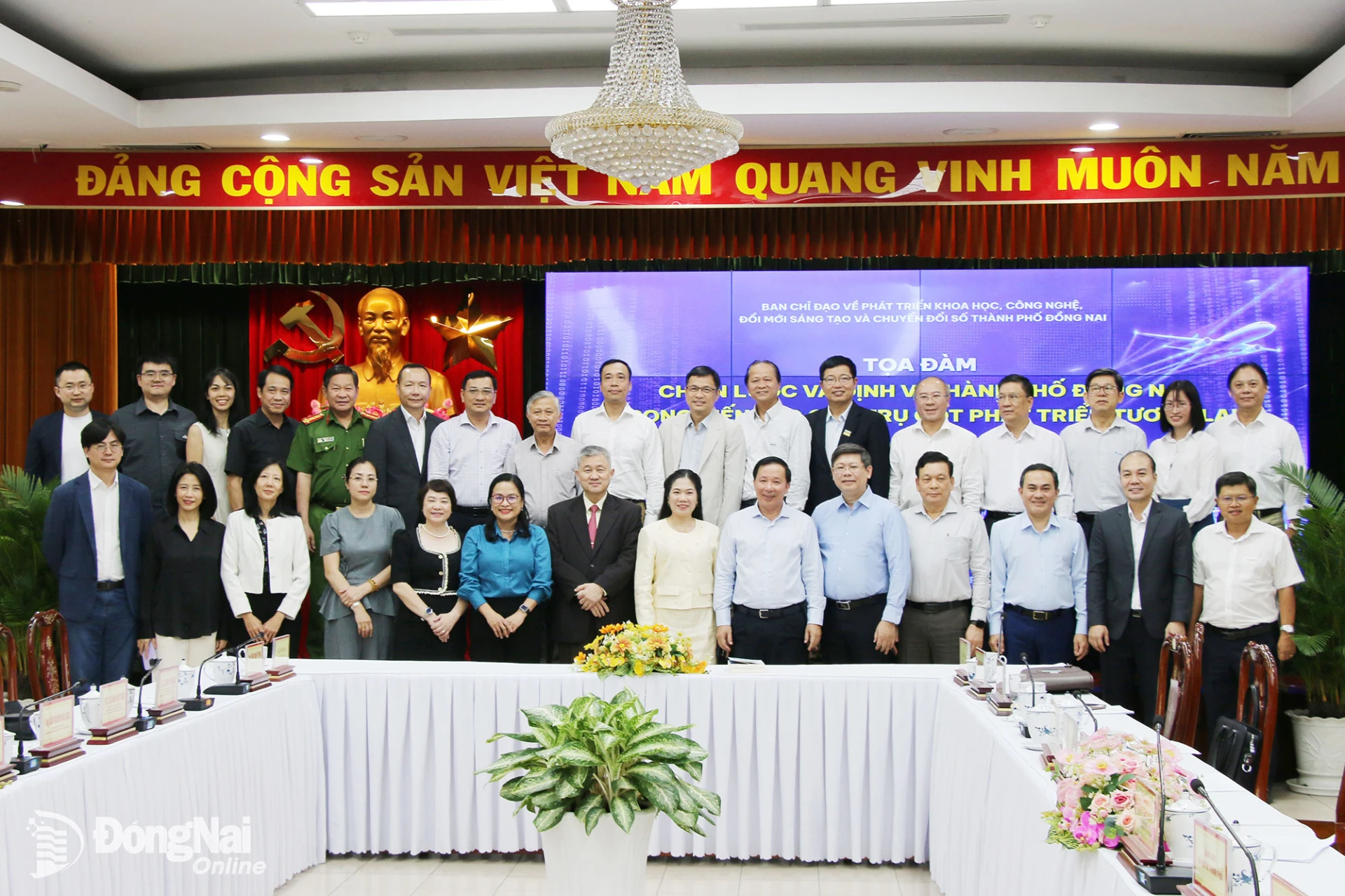 Các đại biểu chụp ảnh lưu niệm sau khi kết thúc tọa đàm. Ảnh: Hải Quân