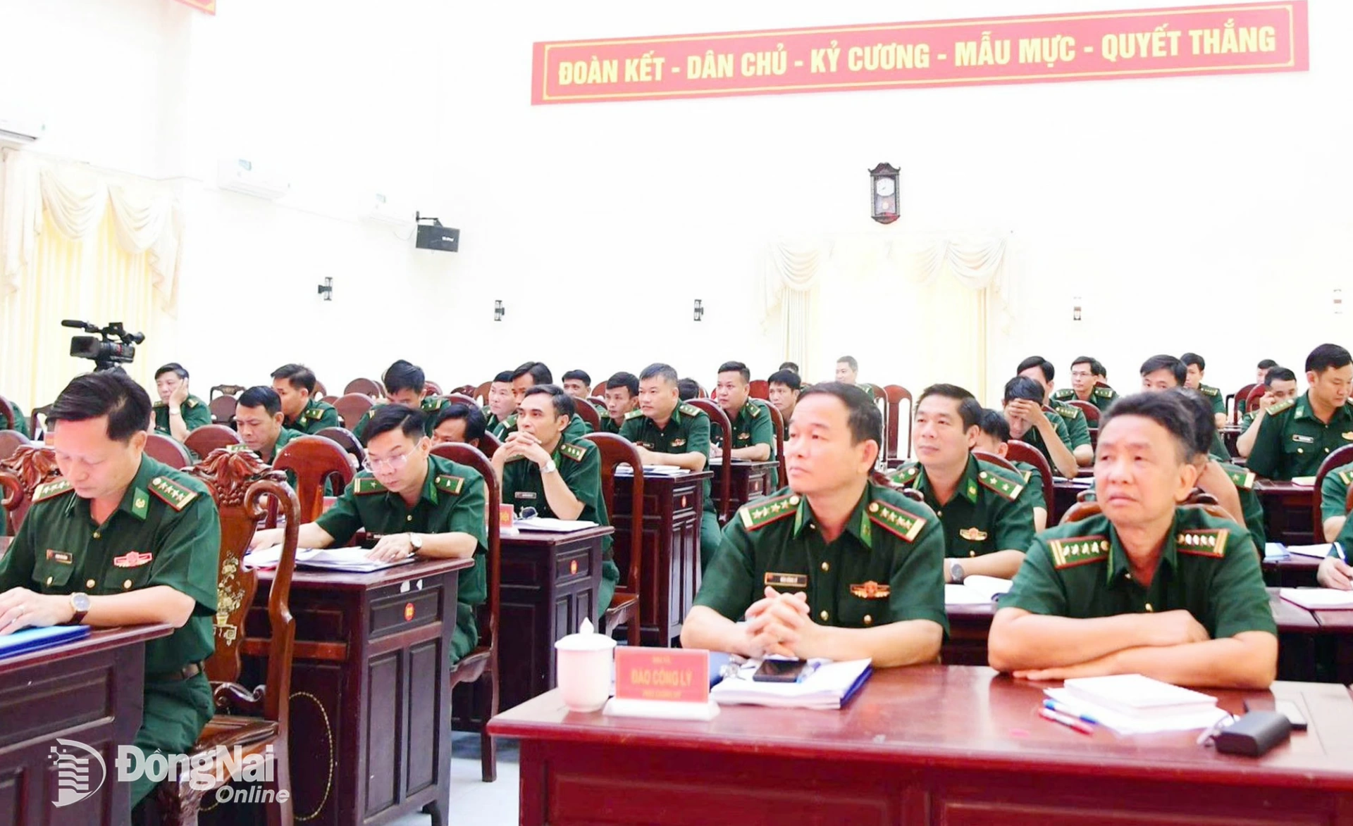 Cán bộ, sĩ quan chủ chốt các cơ quan, đơn vị dự lớp tập huấn. Ảnh: Hồng Ánh