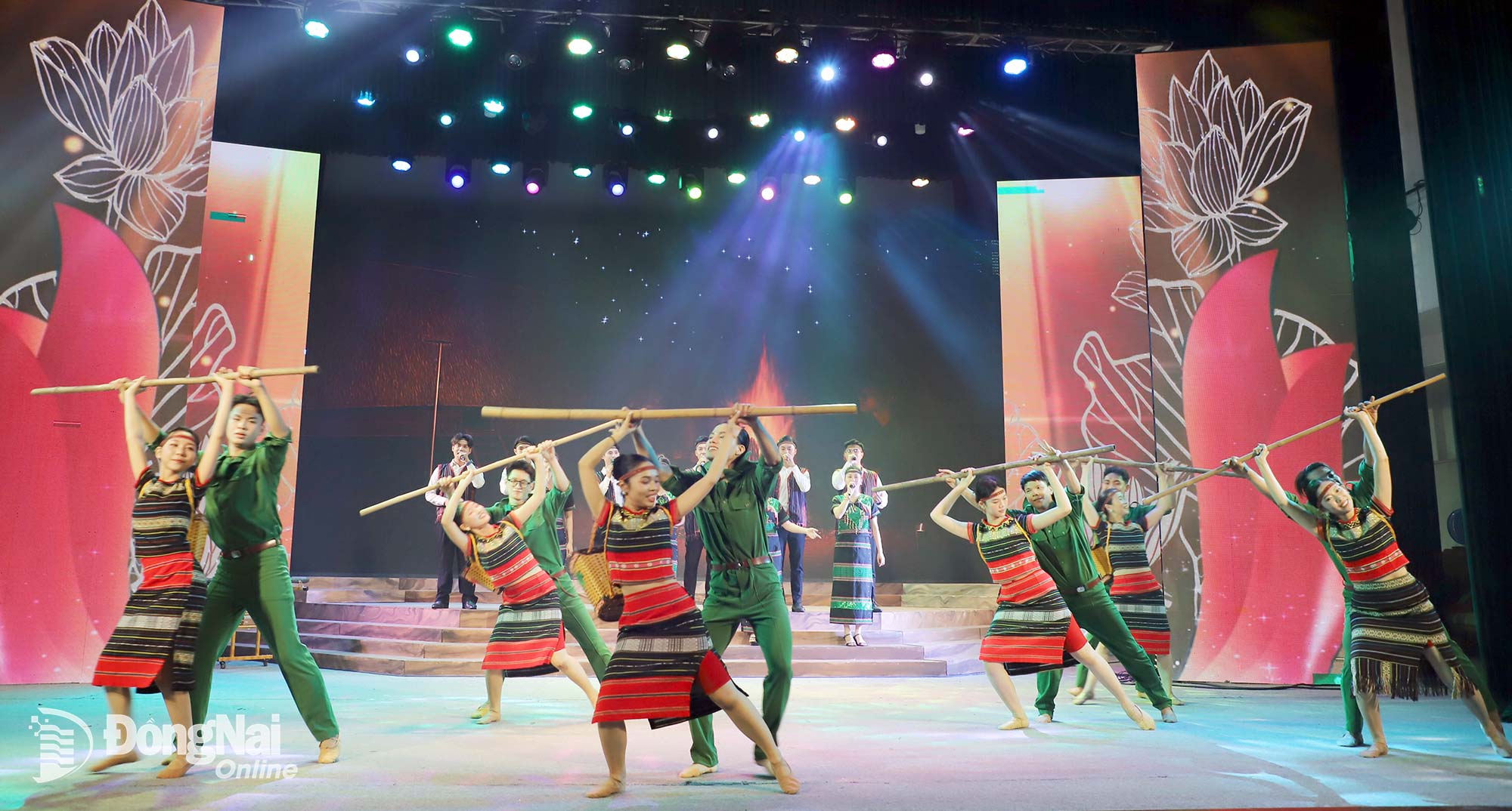 Ca khúc Tiếng chày trên sóc Bom Bo của nhạc sĩ Xuân Hồng được nghệ sĩ Đồng Nai biểu diễn, phục vụ nhân dân. Ảnh: My Ny