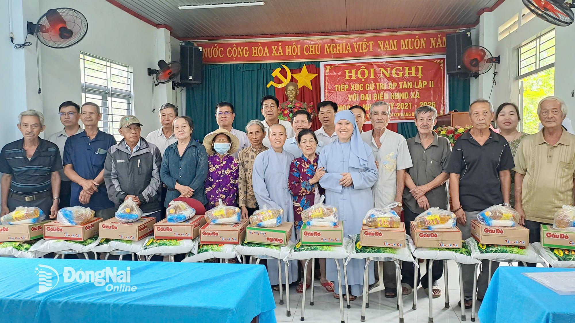 Lãnh đạo xã Bàu Hàm và các mạnh thường quân trao quà cho người có hoàn cảnh khó khăn.