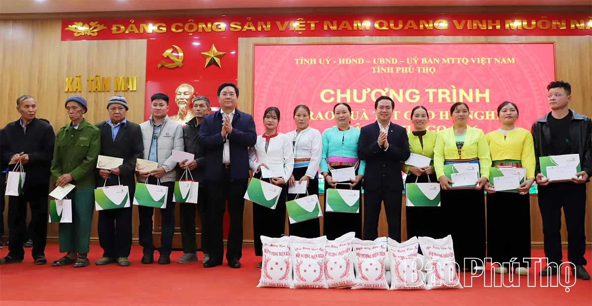 Chủ tịch UBND tỉnh Trần Duy Đ&ocirc;ng thăm, tặng qu&agrave; Tết c&aacute;c hộ gia đ&igrave;nh kh&oacute; khăn tại x&atilde; T&acirc;n Mai