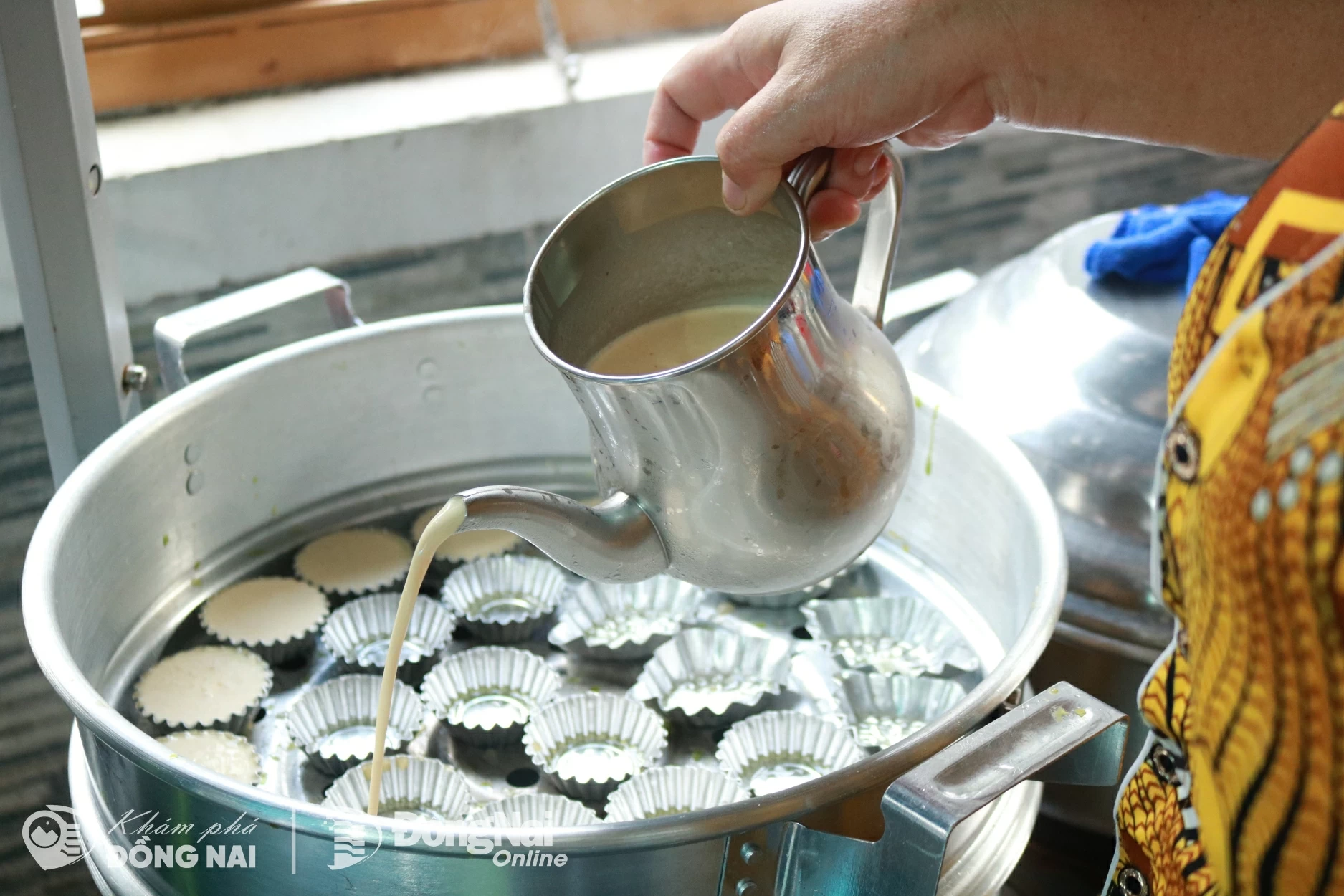 Bột bánh bò được đổ vào khuôn theo từng mẻ nhỏ để giữ độ đều và xốp trong từng chiếc bánh. Ảnh: Minh Hạnh