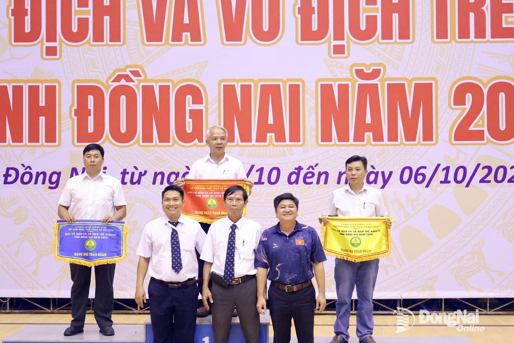 Ban tổ chức trao cờ cho 3 đơn vị dẫn đầu về huy chương. Ảnh: ĐVCC