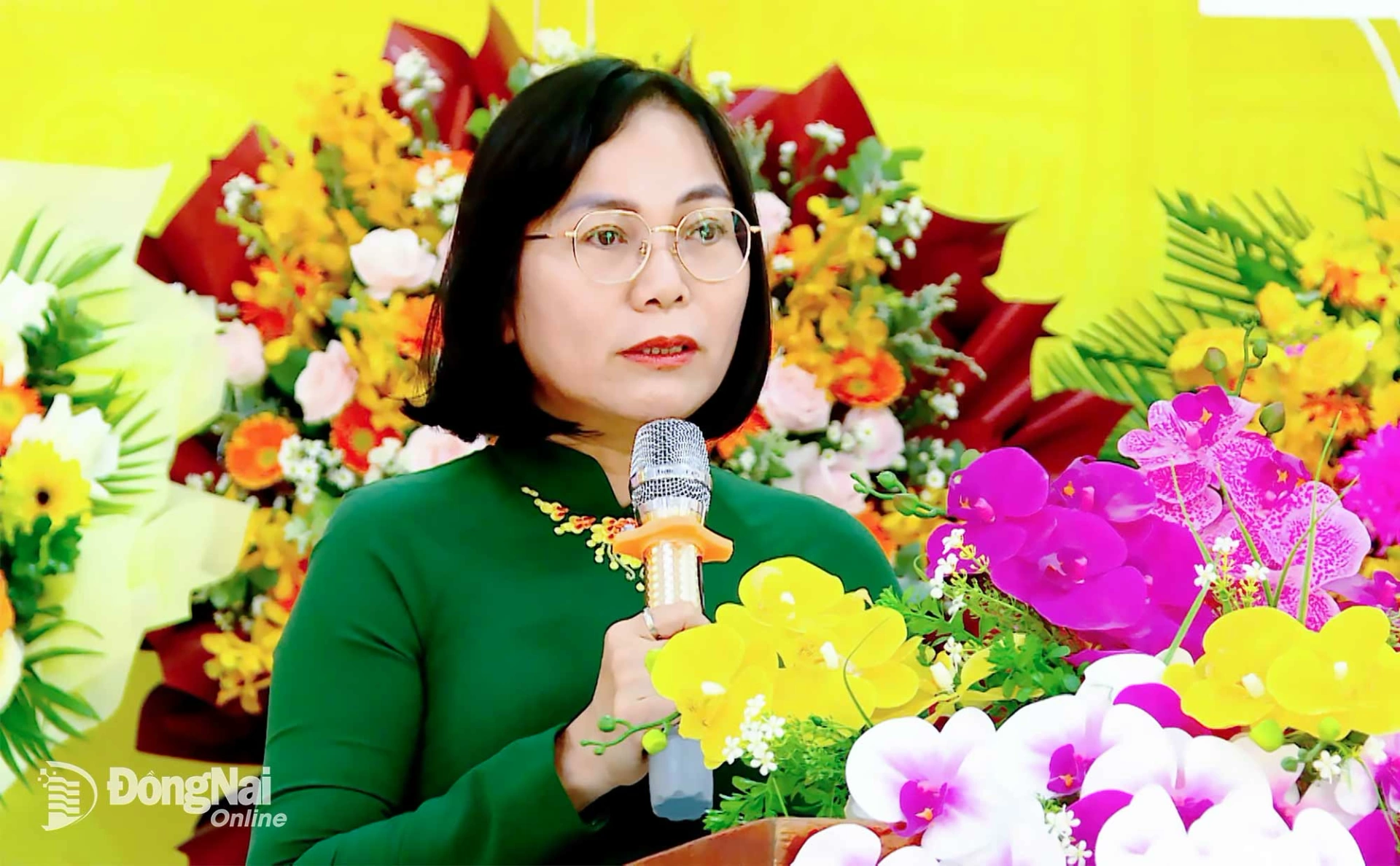 Tỉnh ủy viên, Phó Chủ tịch UBND tỉnh Đồng Nai Nguyễn Thị Hoàng đọc thư chúc mừng của Tỉnh ủy, HĐND, UBND, Ủy ban MTTQ Việt Nam tỉnh nhân ngày 20-11. Ảnh: Nhất Phương