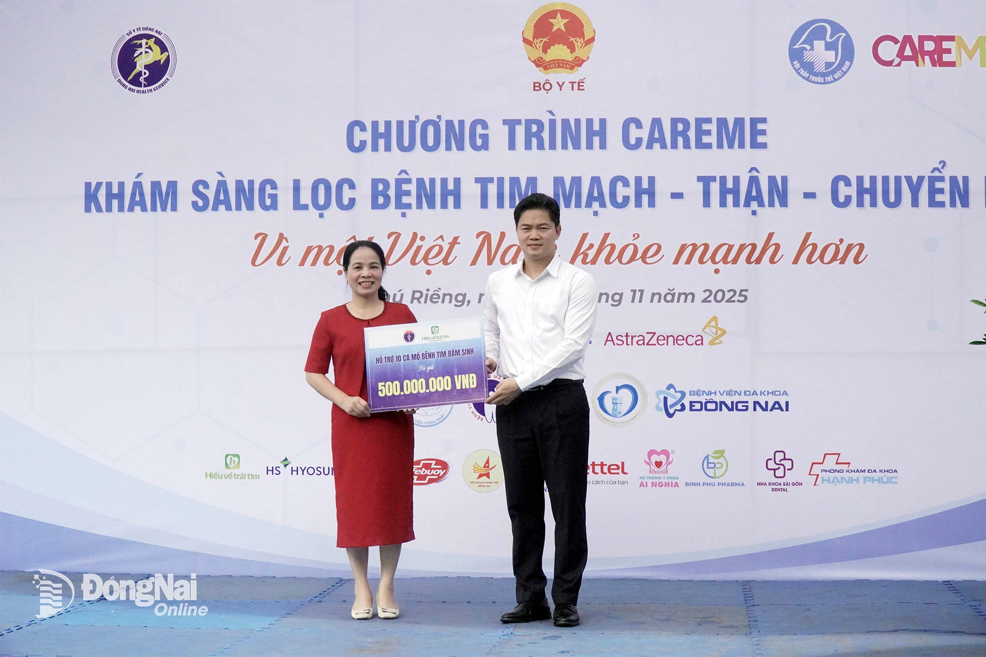 Ủy viên dự khuyết Trung ương Đảng, Thứ trưởng Thường trực Bộ Y tế Vũ Mạnh Hà trao 10 suất hỗ trợ mổ tim bẩm sinh cho tỉnh Đồng Nai. Ảnh: Vũ Nguyện    