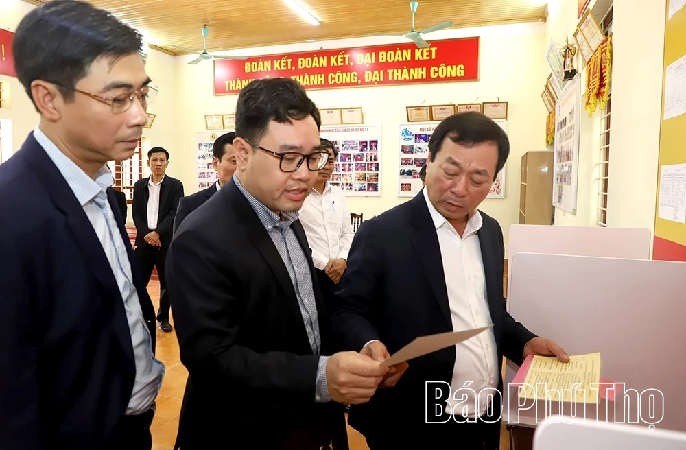 Phó Bí thư Thường trực Tỉnh ủy Bùi Văn Quang kiểm tra công tác chuẩn bị bầu cử tại phường Vân Phú