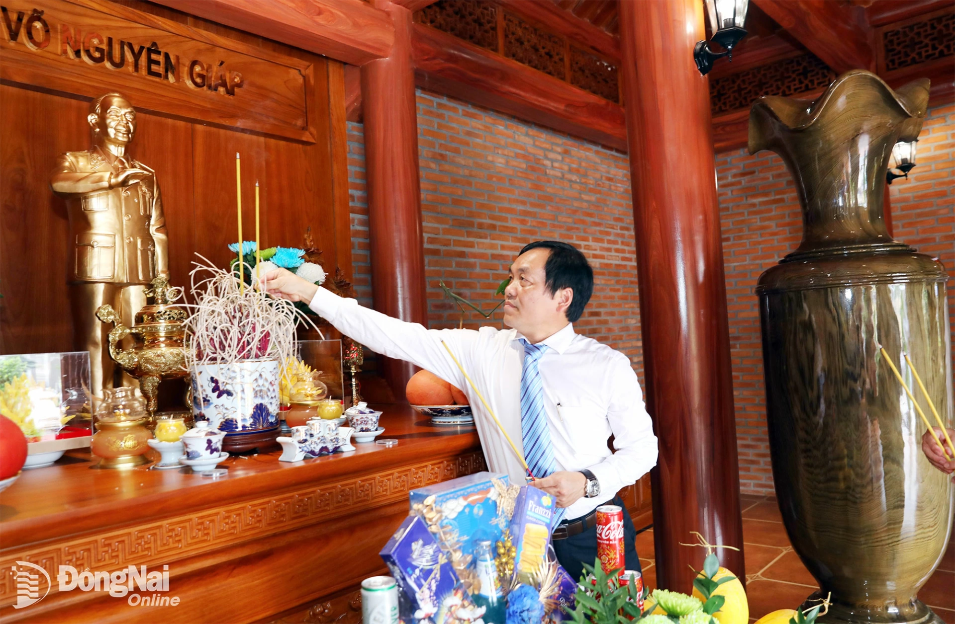 Phó Chủ tịch Hội Nông dân tỉnh Đồng Nai Nguyễn Đức Thành dâng hương tại Đền thờ Chủ tịch Hồ Chí Minh. Ảnh: Huy Anh