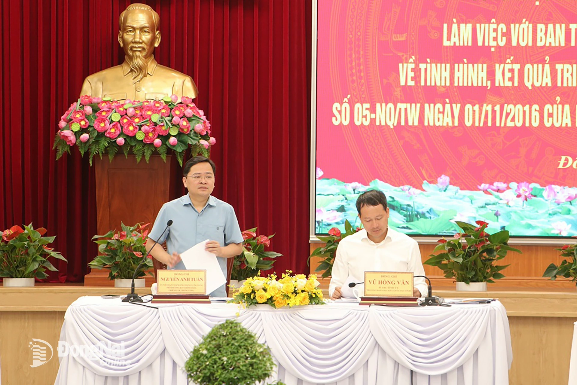 C&aacute;c đồng ch&iacute;: Nguyễn Anh Tuấn, Ủy vi&ecirc;n Trung ương Đảng, Ph&oacute; Trưởng ban Ch&iacute;nh s&aacute;ch, chiến lược Trung ương; Vũ Hồng Văn, B&iacute; thư Tỉnh ủy, Trưởng đo&agrave;n Đại biểu Quốc hội tỉnh Đồng Nai chủ tr&igrave; buổi l&agrave;m việc.&nbsp;Ảnh: Phạm T&ugrave;ng