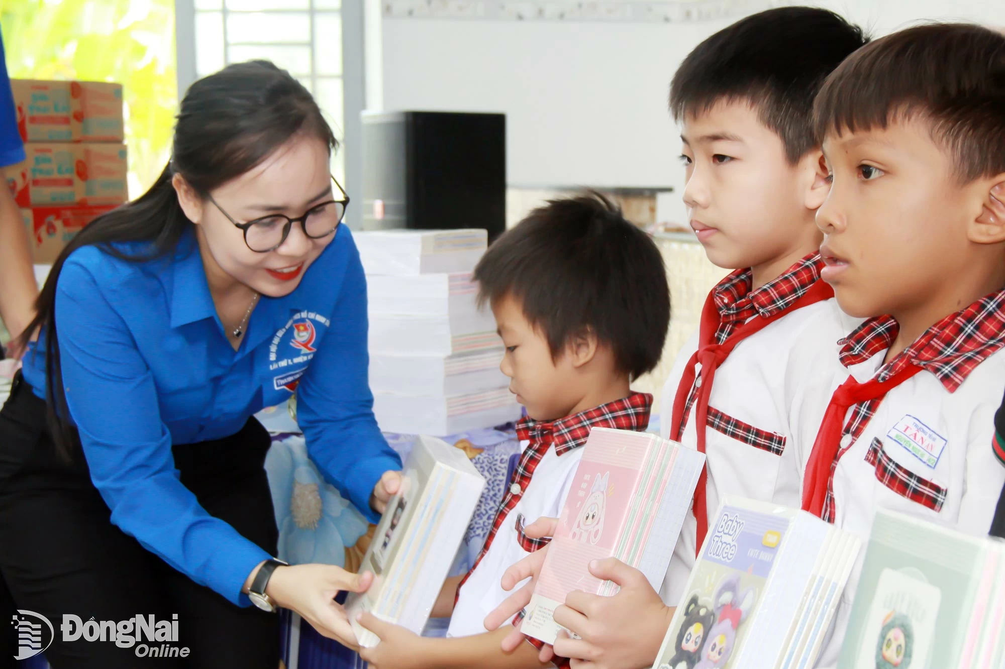 Bí thư Đoàn Trường đại học Lạc Hồng Trương Lê Bảo Trinh tặng quà cho các em học sinh Trường Tiểu học Tân An (xã Tân An). Ảnh: Nga Sơn