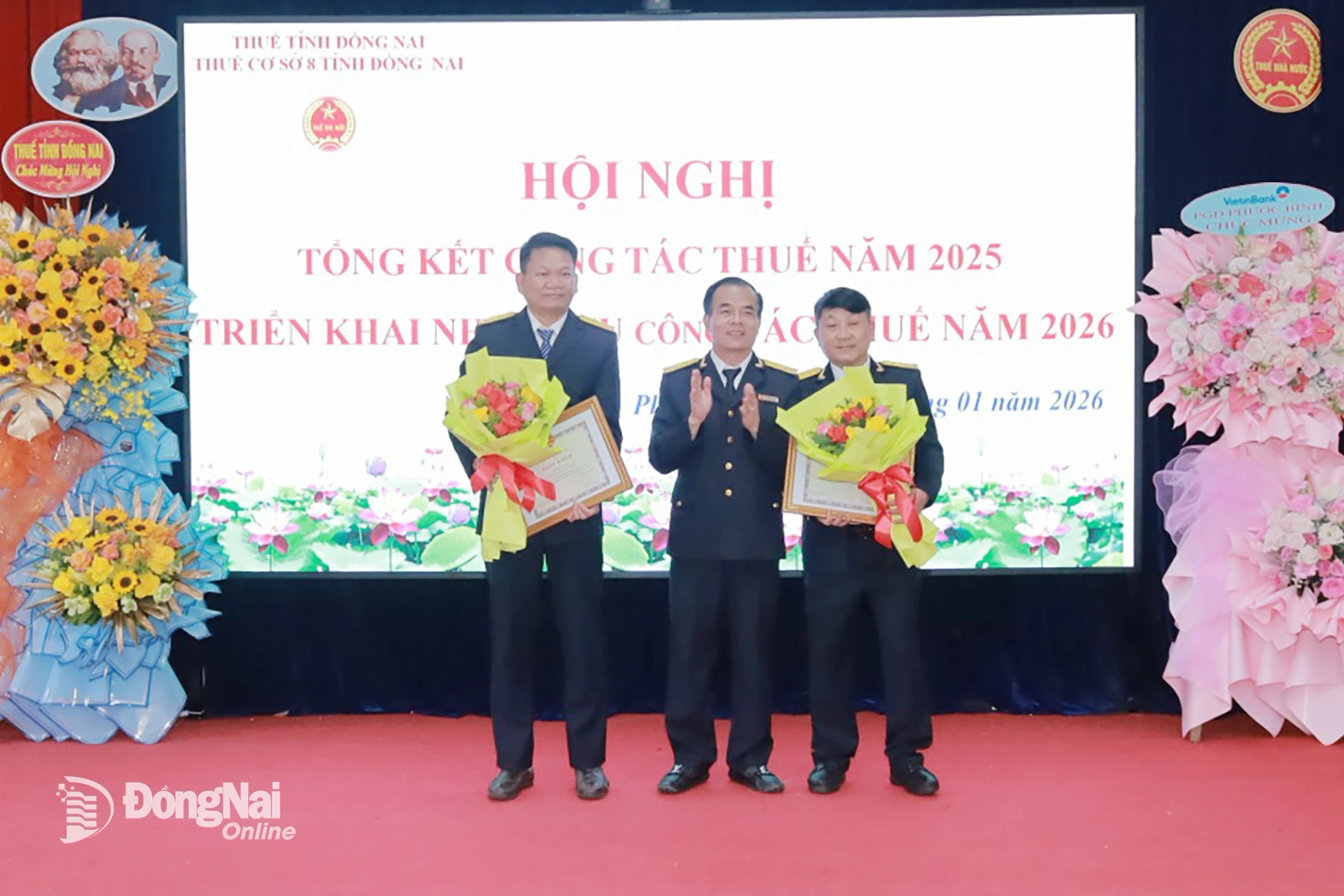 Khen thưởng c&aacute;c tập thể thuộc Thuế Cơ sở 8, tỉnh Đồng Nai. Ảnh: Trương Hiện