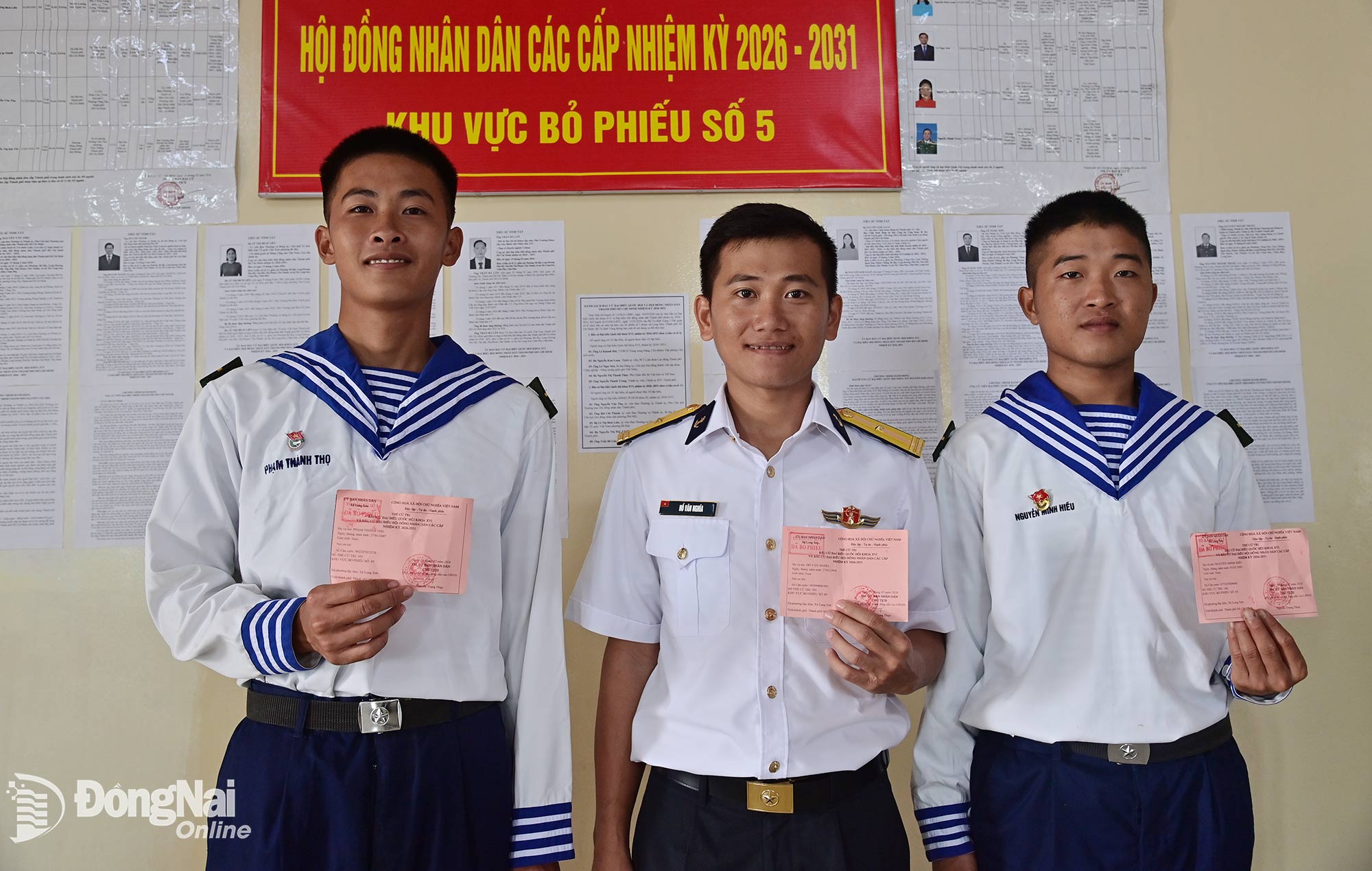 4. Trung sĩ Nguyễn Minh Hiếu, báo vụ Nhà giàn DK1/8, quê xã Đại Phước, tỉnh Đồng Nai, tham gia bầu cử sớm trên nhà giàn. Trong điều kiện xa đất liền hàng trăm hải lý, việc tổ chức bầu cử thể hiện sự quan tâm của Đảng, Nhà nước đối với cán bộ, chiến sĩ làm nhiệm vụ trên biển. Ảnh: Văn Đường