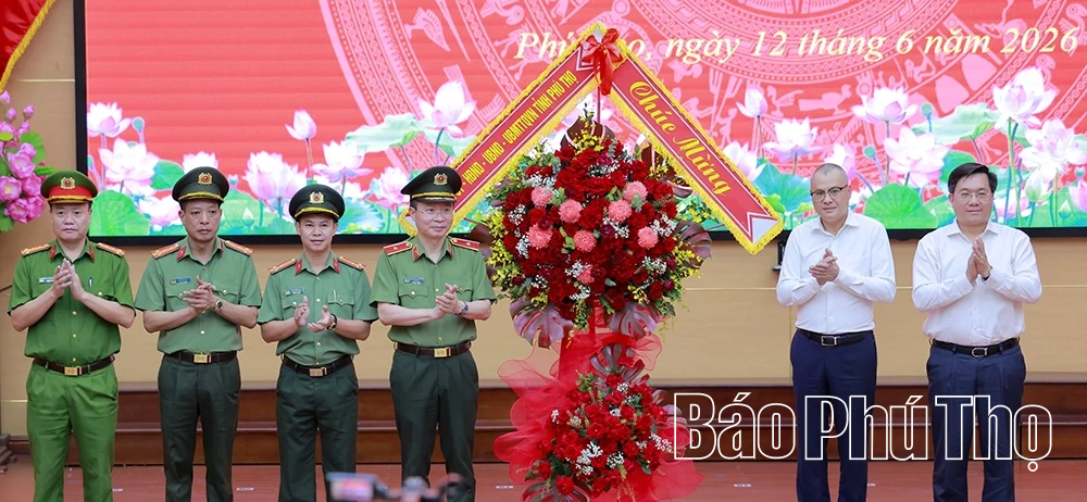 Chúc mừng và trao thưởng cho Công an tỉnh Phú Thọ có thành tích xuất sắc trong công tác đấu tranh phòng, chống tội phạm