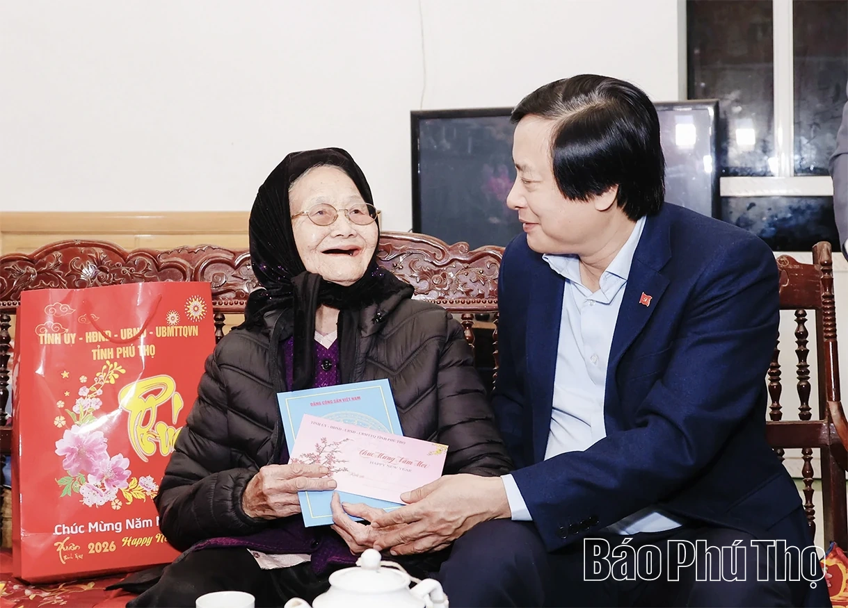 Ph&oacute; B&iacute; thư Tỉnh ủy Nguyễn Mạnh Sơn thăm, tặng qu&agrave; Tết người c&oacute; c&ocirc;ng tại x&atilde; L&acirc;m Thao