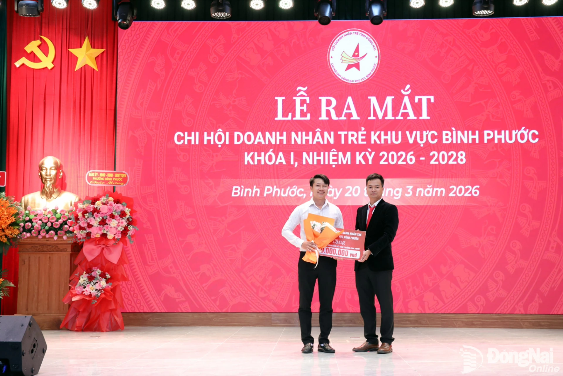 Chi hội Doanh nhân trẻ khu vực Bình Phước trao tặng công trình thanh niên cho đại diện Đoàn thanh niên phường Bình Phước. Ảnh: Trương Hiện